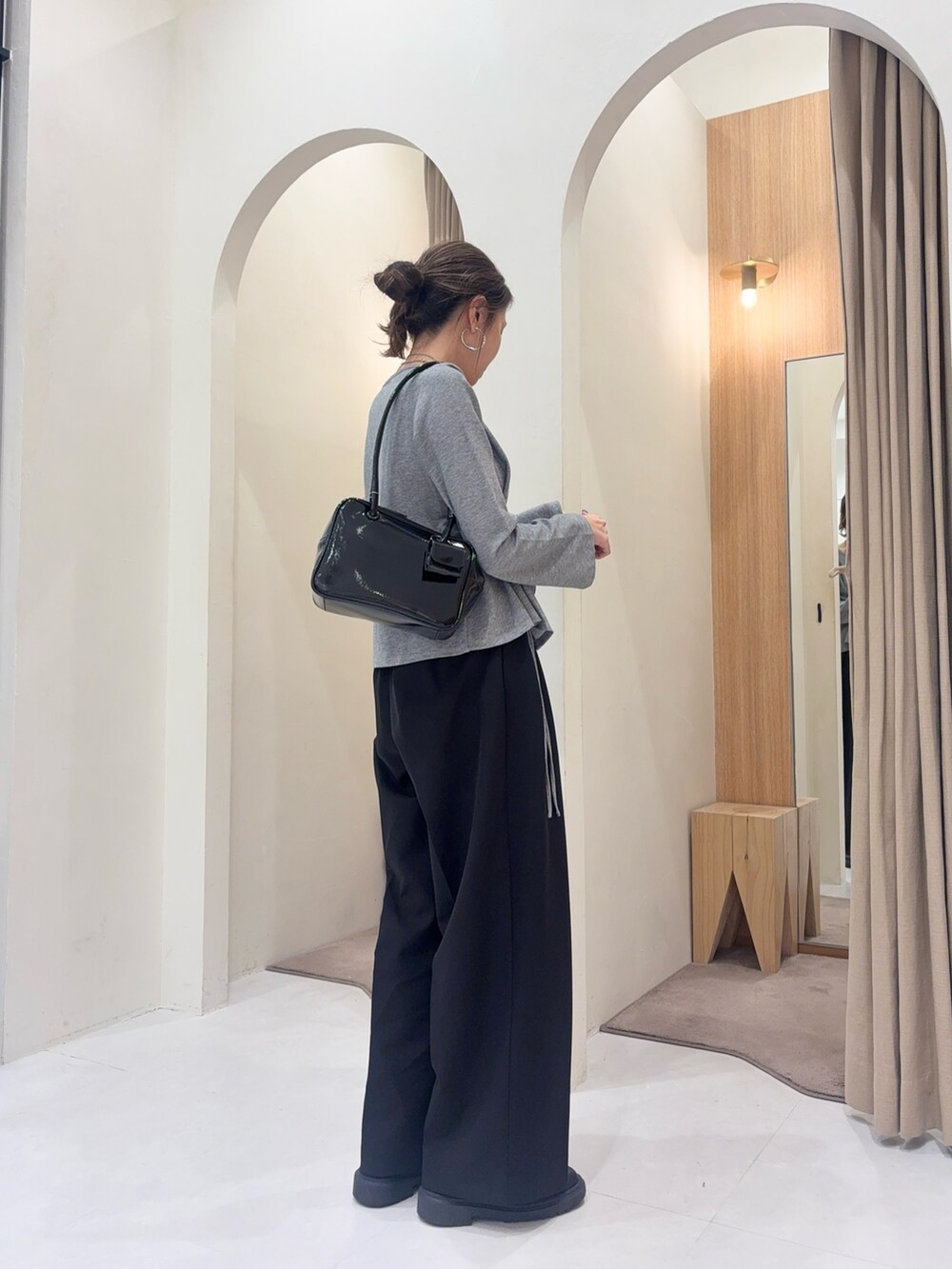 グレー系のTシャツ/カットソー、ブラック系のショルダーバッグ、ブラック系のその他パンツを着用したレディースの秋コーディネートの3枚目の写真