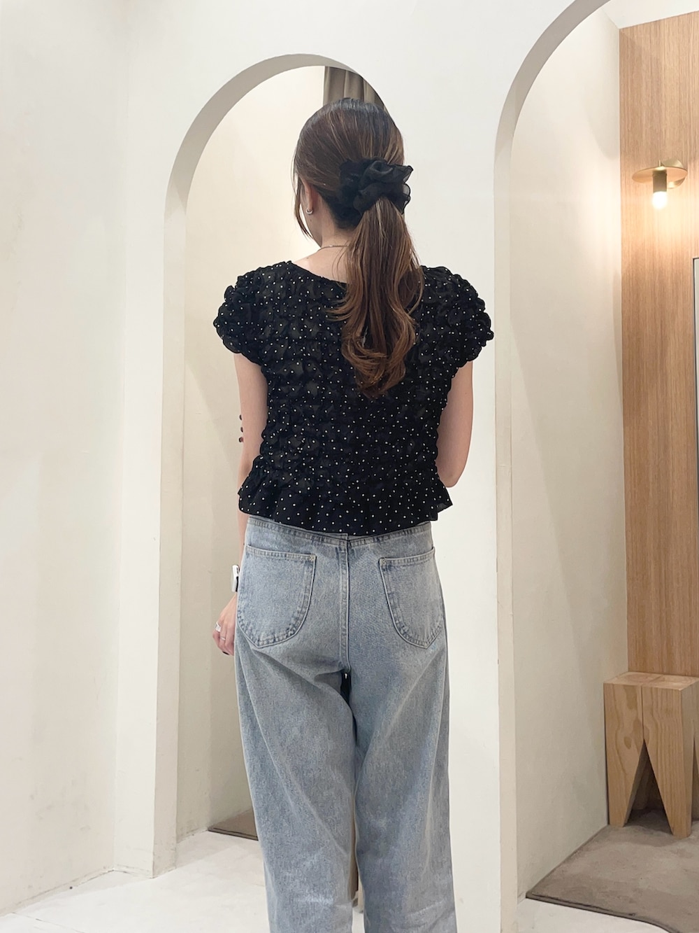 ブラック系のシャツ/ブラウス、ブラック系のショルダーバッグ、ブルー系のデニムパンツを着用したレディースの夏コーディネートの5枚目の写真