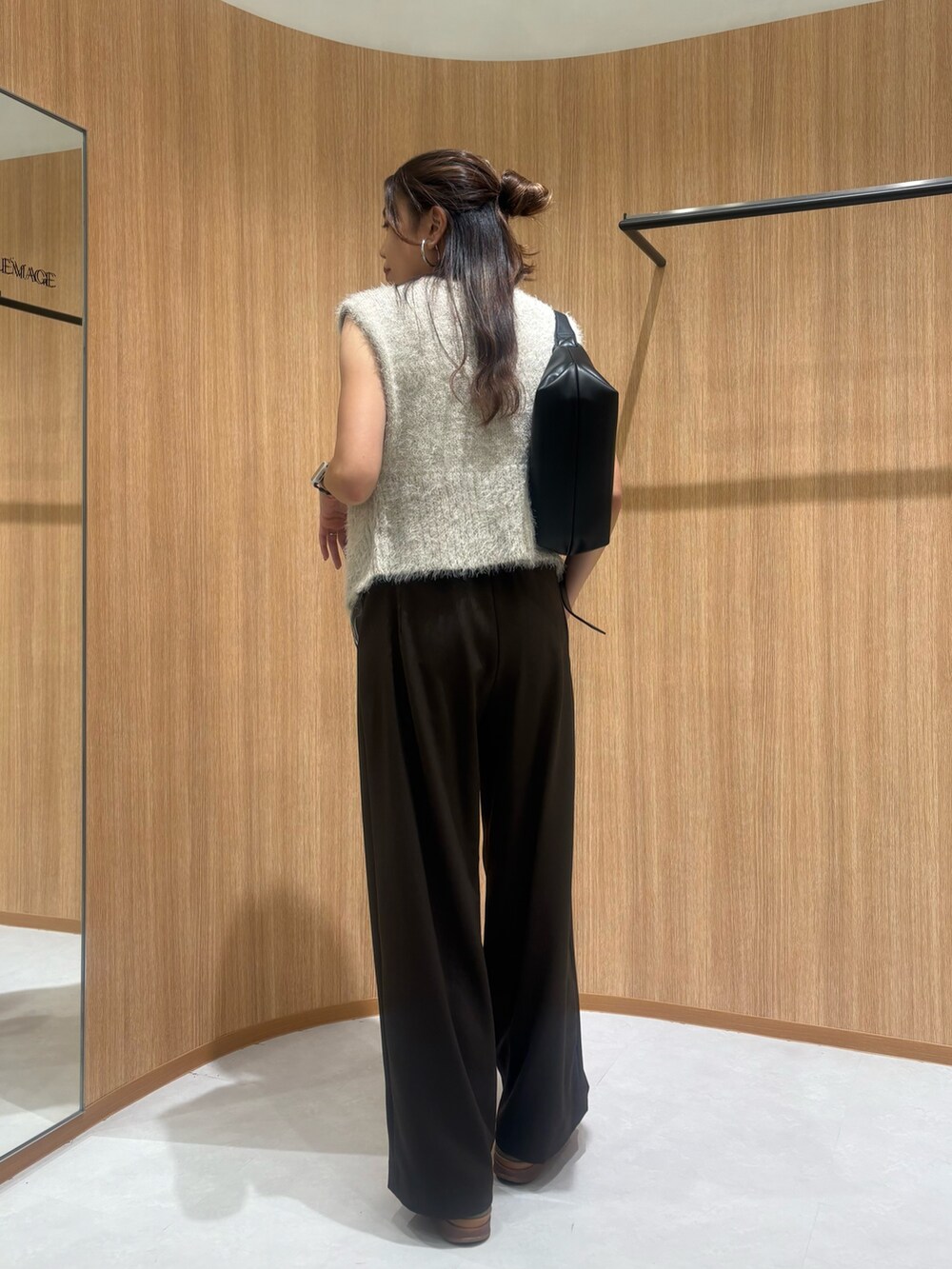 ブラウン系のその他パンツ、ブラック系のショルダーバッグ、ベージュ系のニット/セーターを着用したレディースの秋コーディネートの2枚目の写真