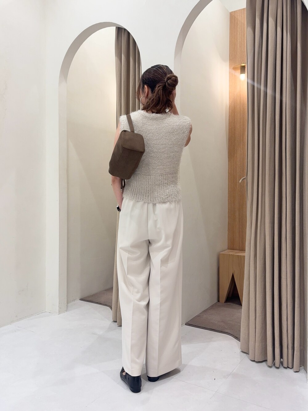 ベージュ系のニット/セーター、ブラウン系のショルダーバッグ、ホワイト系のその他パンツを着用したレディースの秋コーディネートの3枚目の写真