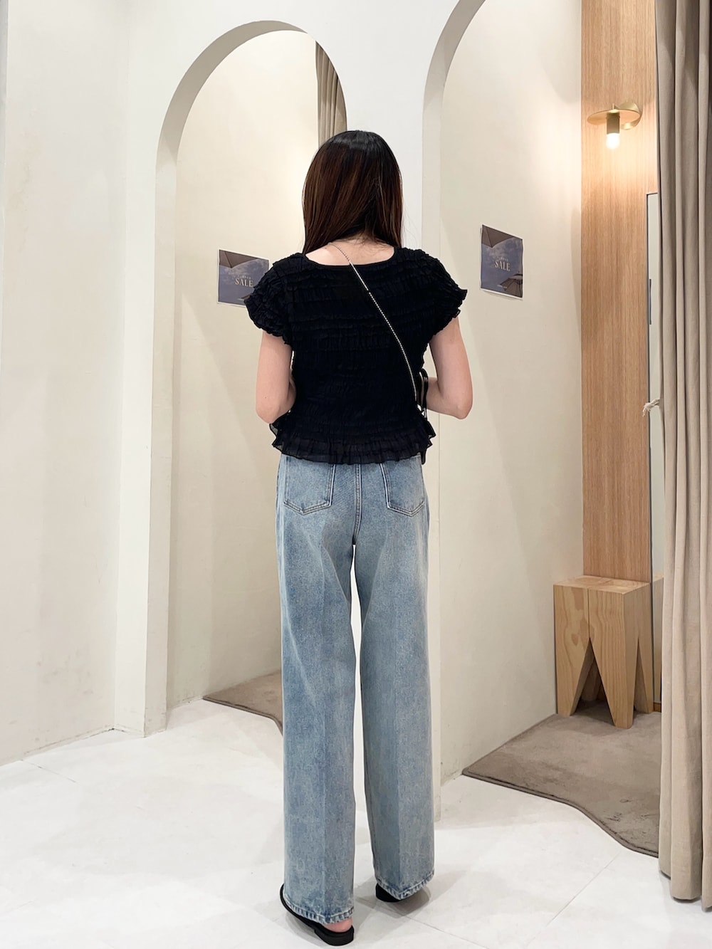 ブラック系のシャツ/ブラウス、ブルー系のデニムパンツ、ブラック系のサングラスを着用したレディースの夏コーディネートの3枚目の写真