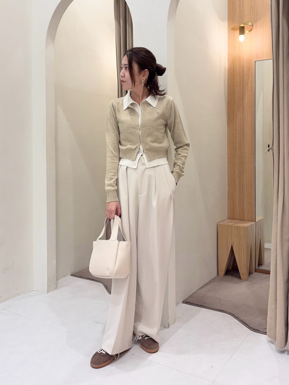 ベージュ系のカーディガン/ボレロ、ホワイト系のその他パンツ、ホワイト系のショルダーバッグを着用したレディースの冬コーディネートの4枚目の写真