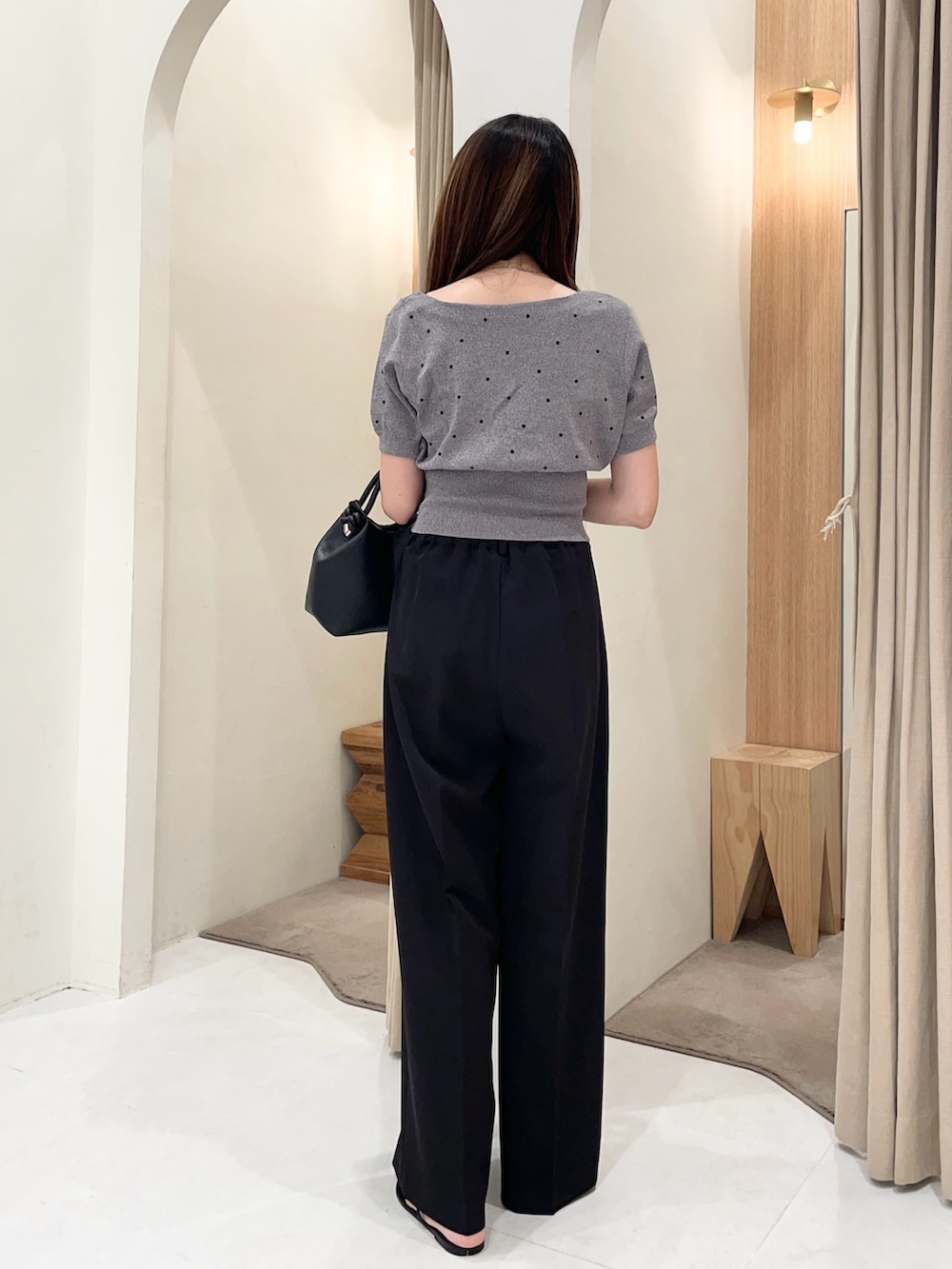グレー系のカーディガン/ボレロ、ブラック系のショルダーバッグ、ブラック系のその他パンツを着用したレディースの夏コーディネートの3枚目の写真