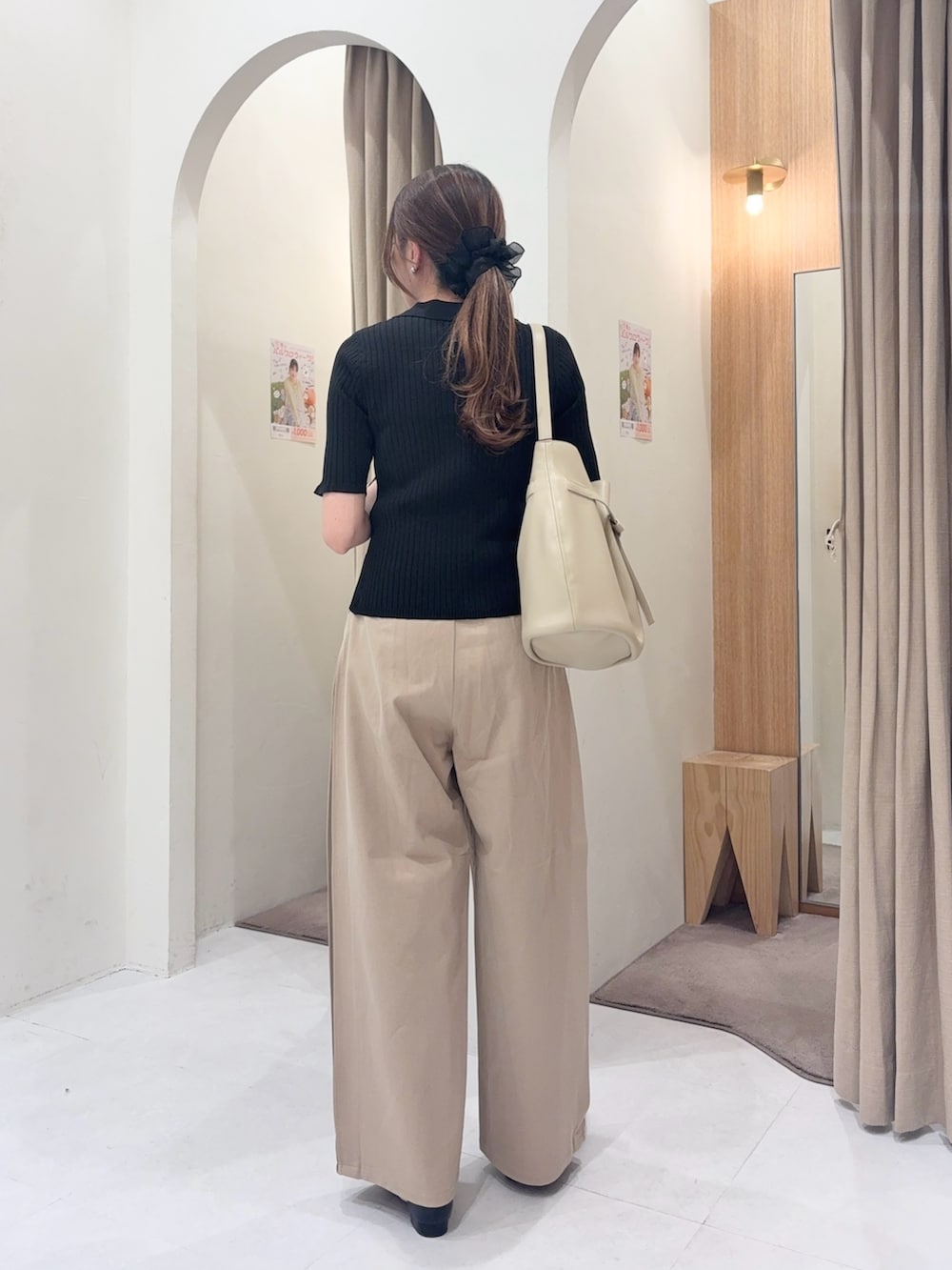 ベージュ系のショルダーバッグ、ブラック系のカーディガン/ボレロ、ベージュ系のその他パンツを着用したレディースの春コーディネートの2枚目の写真