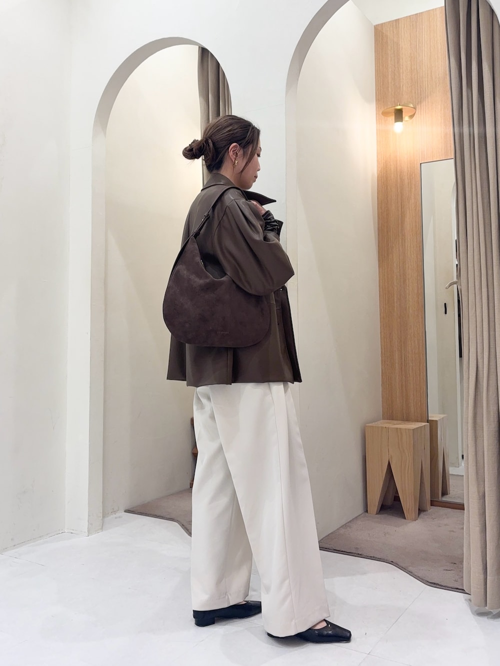 ブラウン系のTシャツ/カットソー、ブラウン系のその他アウター、ホワイト系のその他パンツを着用したレディースの冬コーディネートの3枚目の写真