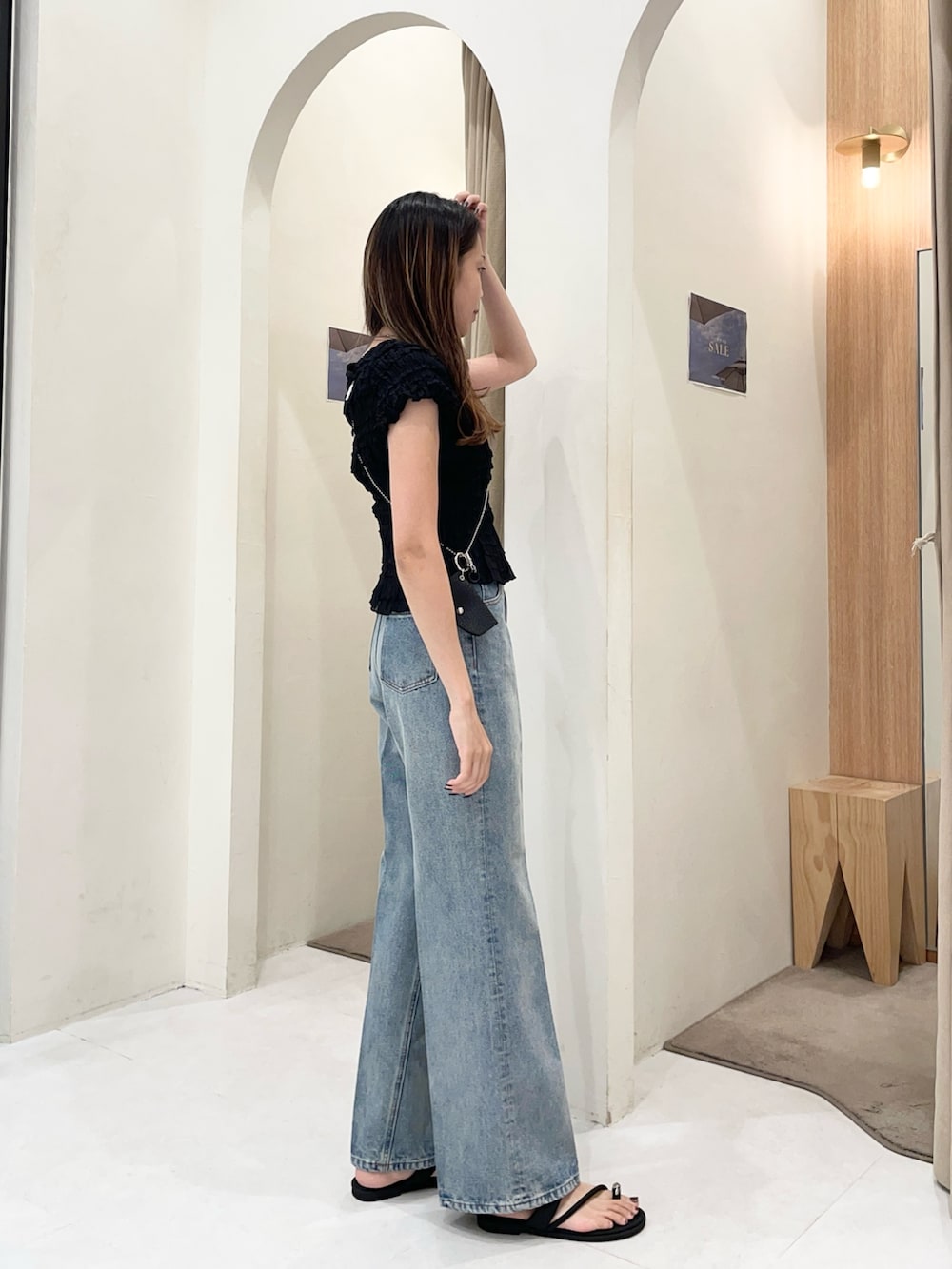 ブラック系のシャツ/ブラウス、ブルー系のデニムパンツ、ブラック系のサングラスを着用したレディースの夏コーディネートの2枚目の写真