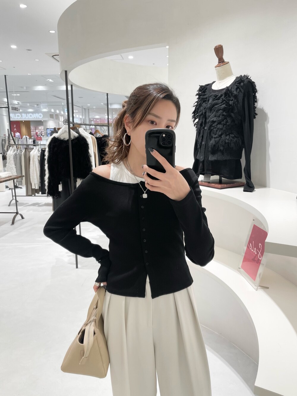 ブラック系のTシャツ/カットソー、ホワイト系のその他パンツ、ベージュ系のショルダーバッグを着用したレディースの冬コーディネートの2枚目の写真