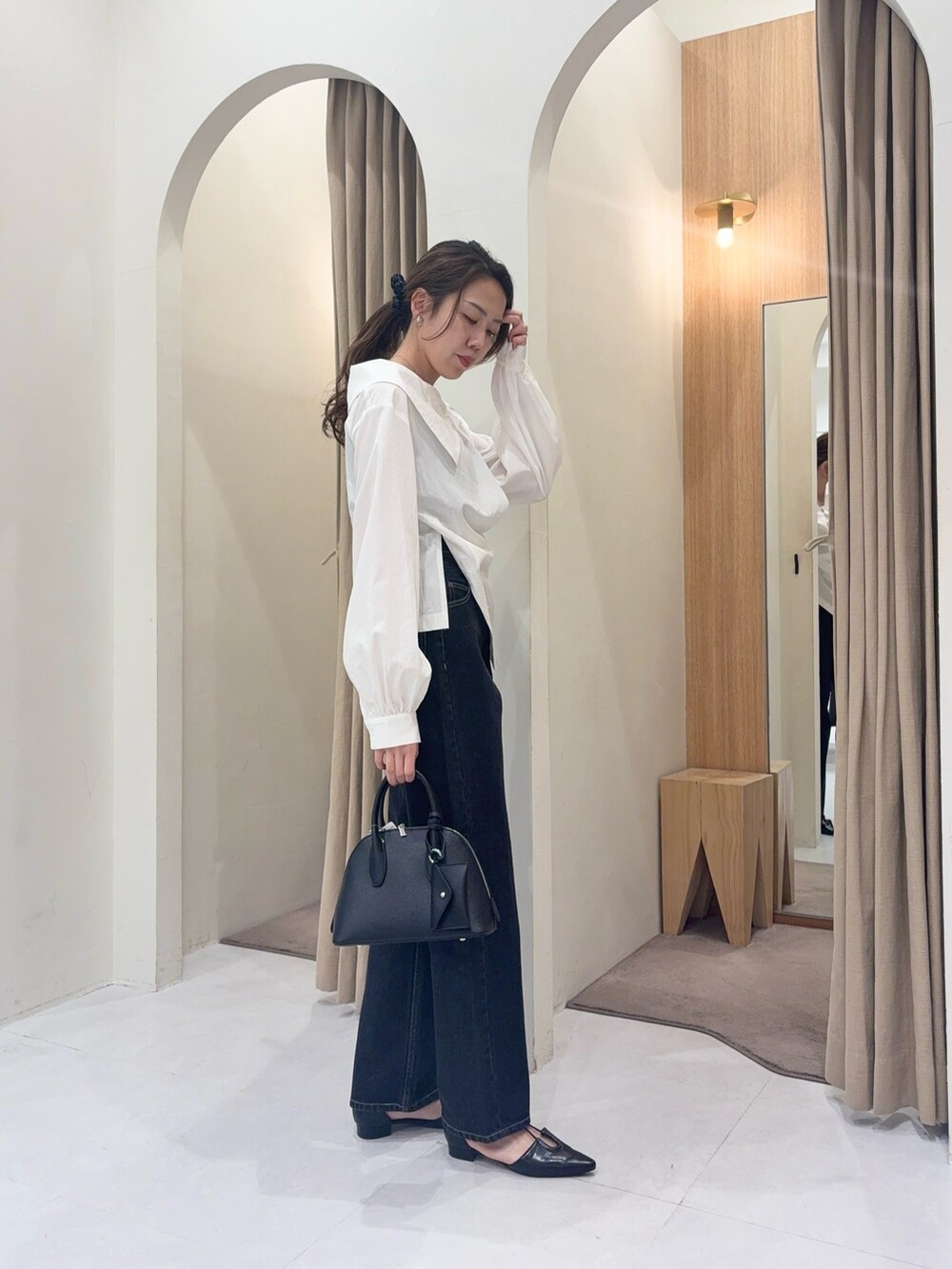 ホワイト系のシャツ/ブラウス、ブラック系のデニムパンツ、ブラック系のショルダーバッグを着用したレディースの春コーディネートの2枚目の写真