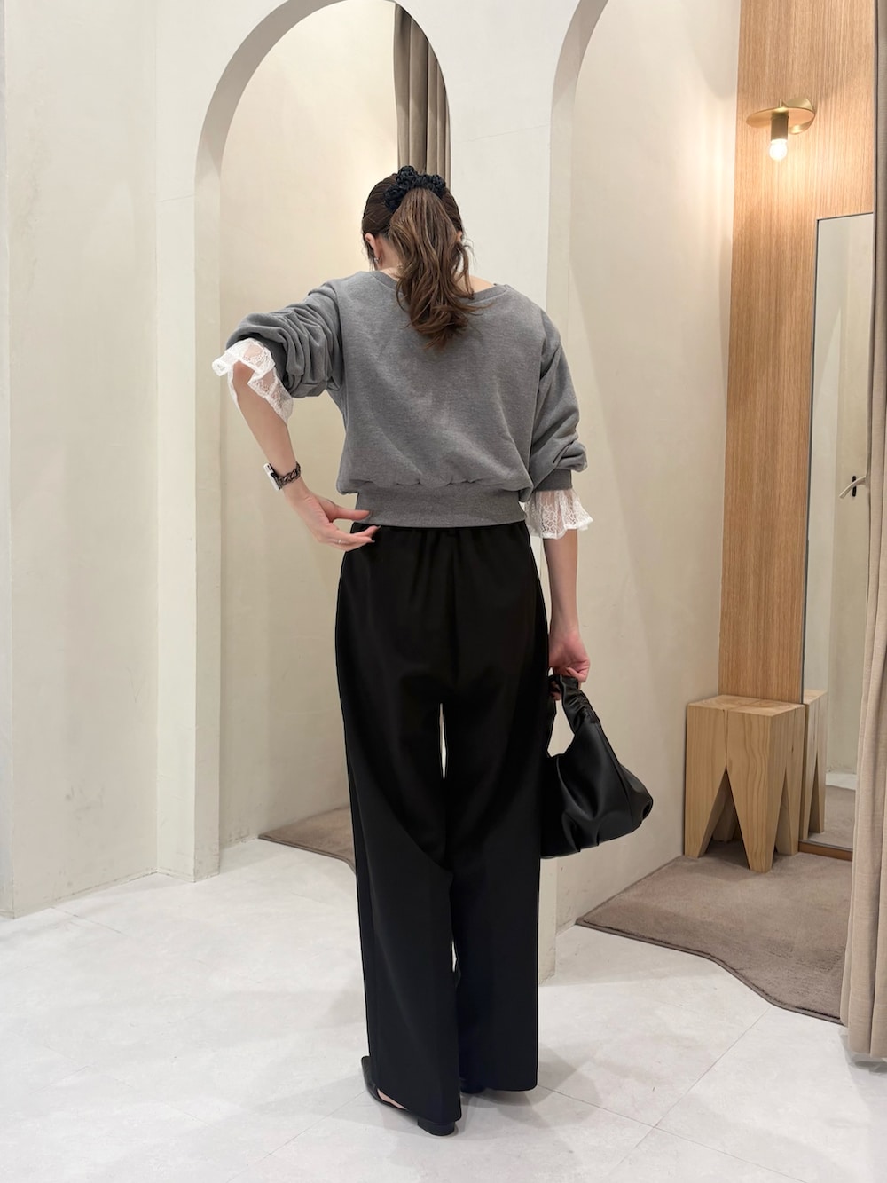 グレー系のTシャツ/カットソー、ブラック系のその他パンツ、ブラック系のパンプスを着用したレディースの春コーディネートの3枚目の写真