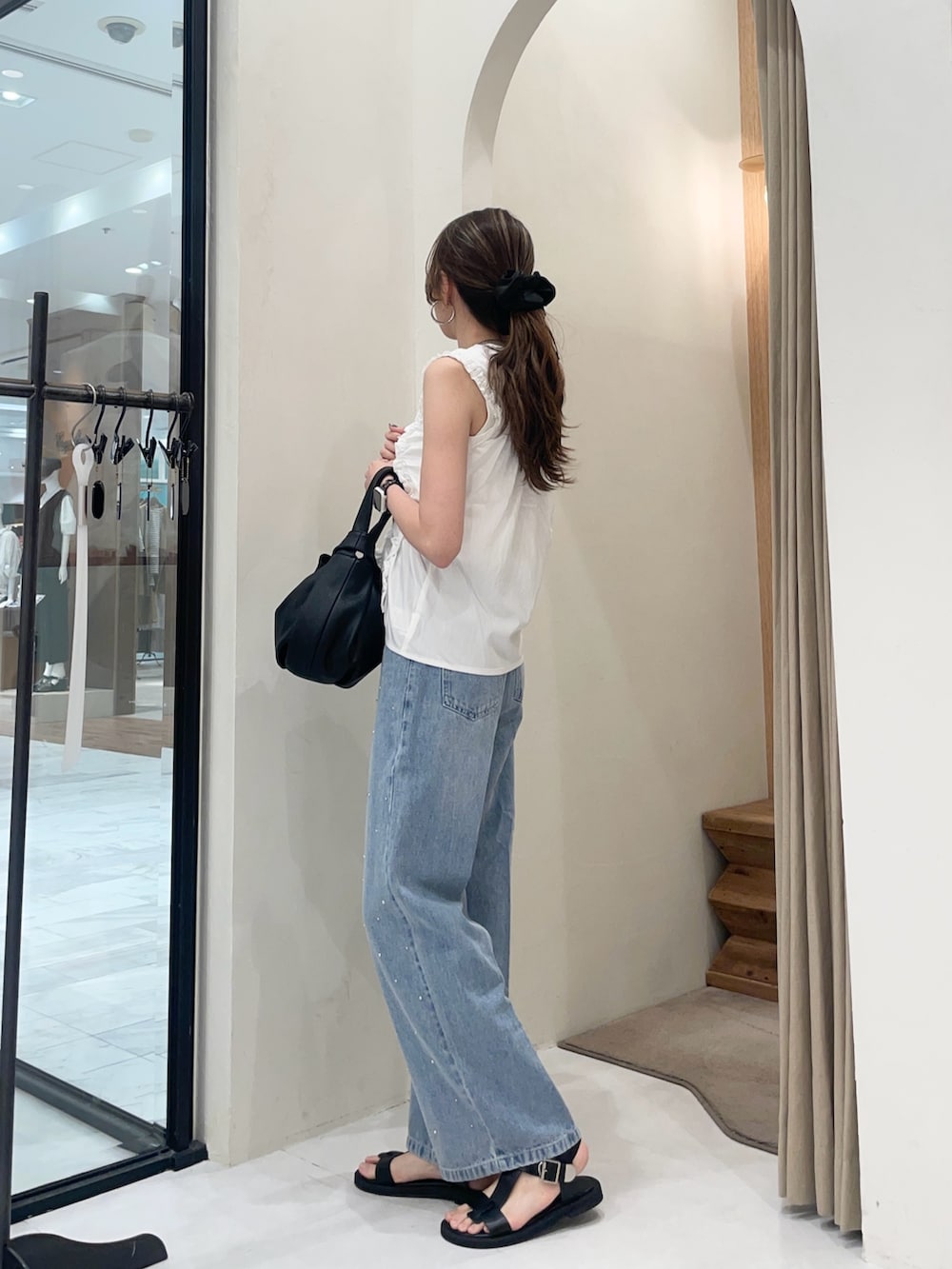 ホワイト系のシャツ/ブラウス、ブルー系のデニムパンツ、ブラック系のサンダルを着用したレディースの夏コーディネートの2枚目の写真