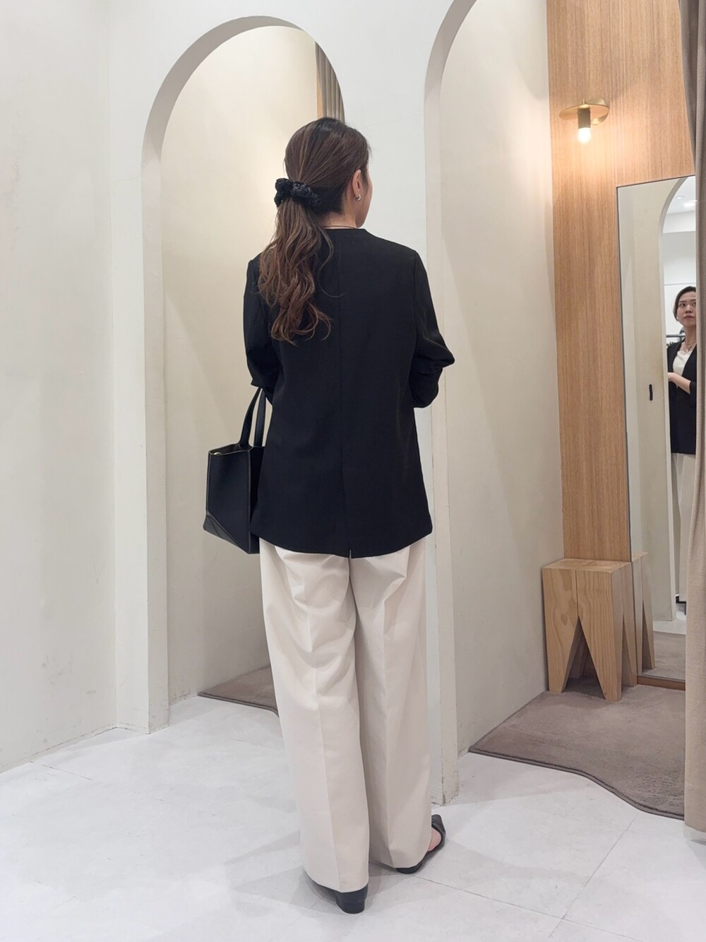 ブラック系のその他アウター、ホワイト系のその他パンツ、ブラック系のパンプスを着用したレディースの春コーディネートの3枚目の写真