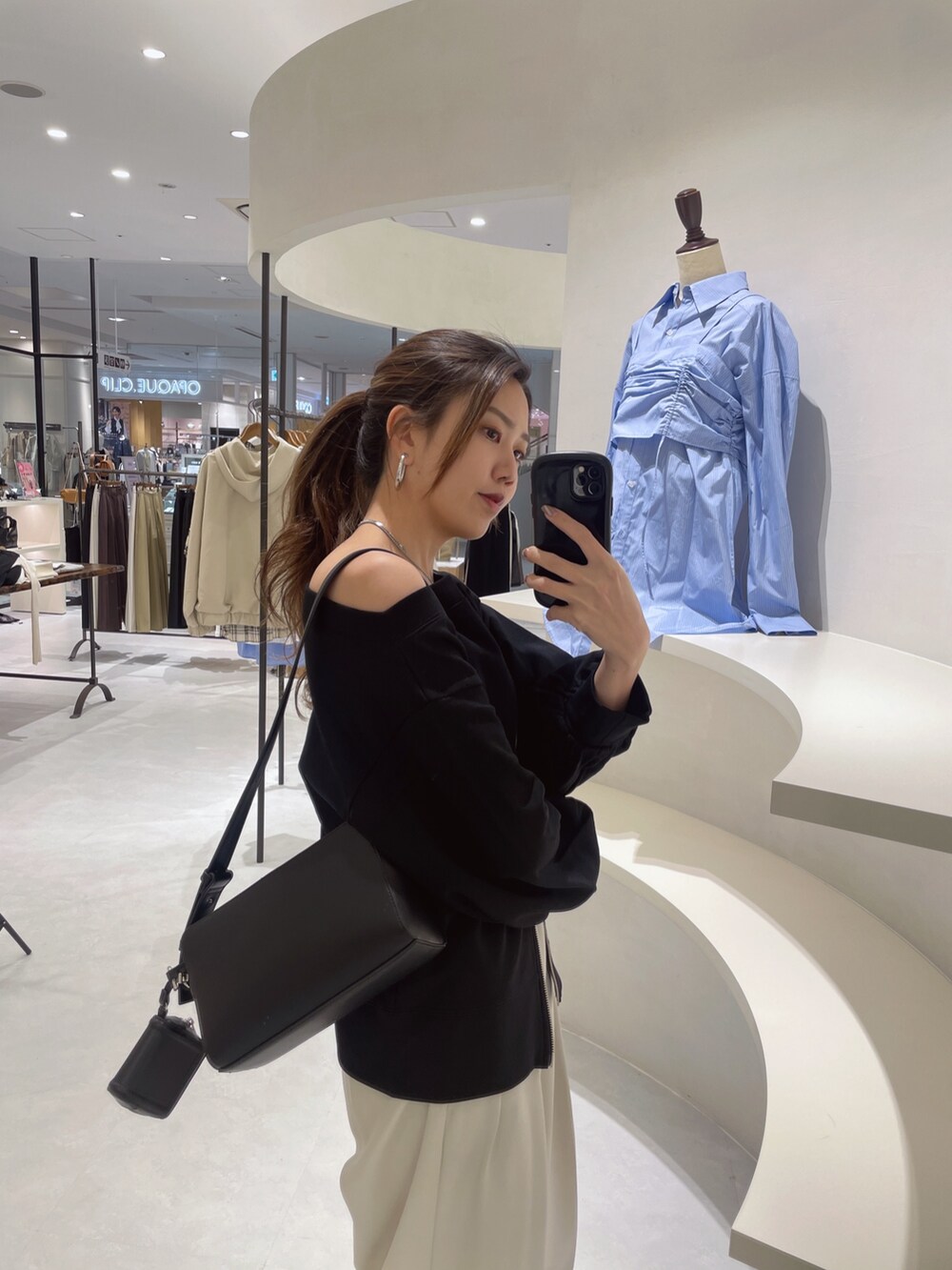 ホワイト系のその他パンツ、ブラック系のTシャツ/カットソー、ブラック系のショルダーバッグを着用したレディースの冬コーディネートの2枚目の写真