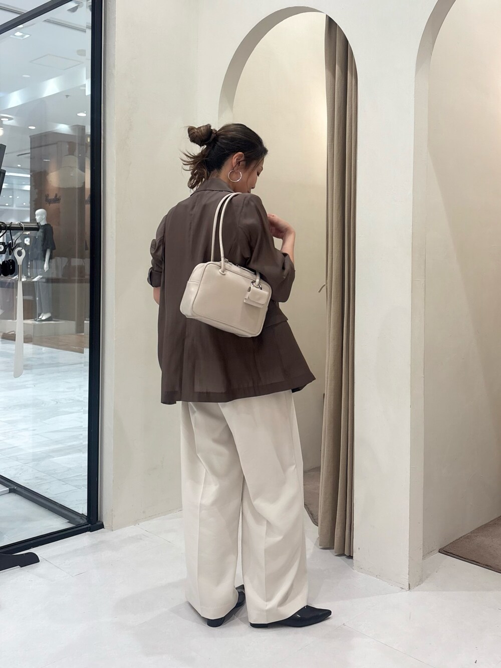 ホワイト系のその他パンツ、ブラック系のパンプス、ベージュ系のシャツ/ブラウスを着用したレディースの秋コーディネートの4枚目の写真