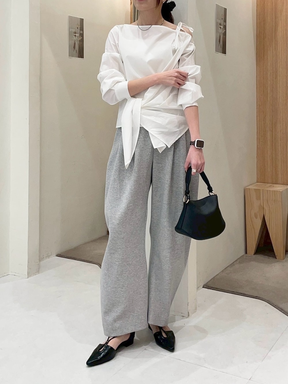 ホワイト系のシャツ/ブラウス、グレー系のその他パンツ、ブラック系のショルダーバッグを着用したレディースの春コーディネートの2枚目の写真