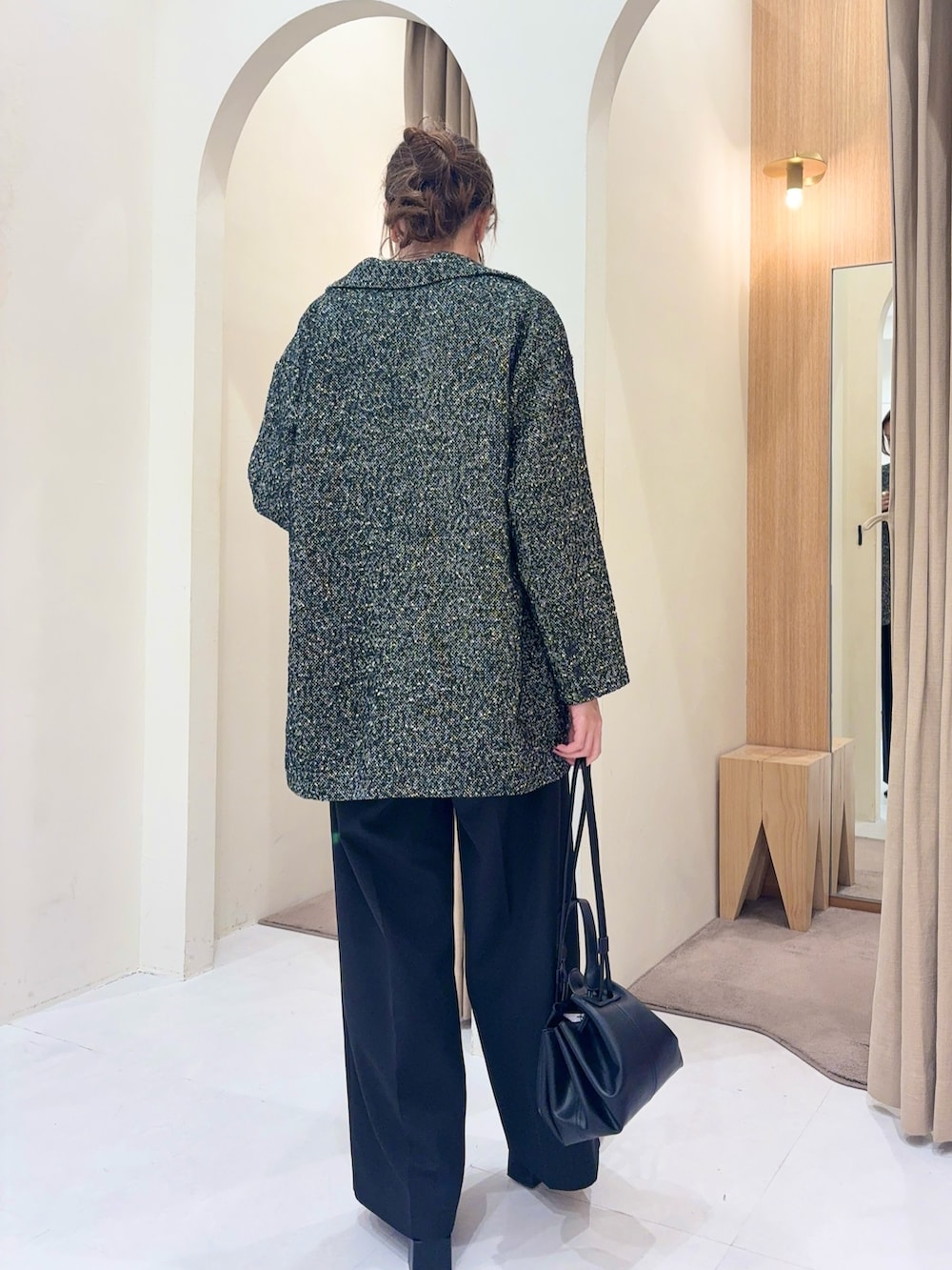 ブラック系のその他アウター、ブラック系のその他パンツ、ブラック系のカーディガン/ボレロを着用したレディースの秋コーディネートの2枚目の写真