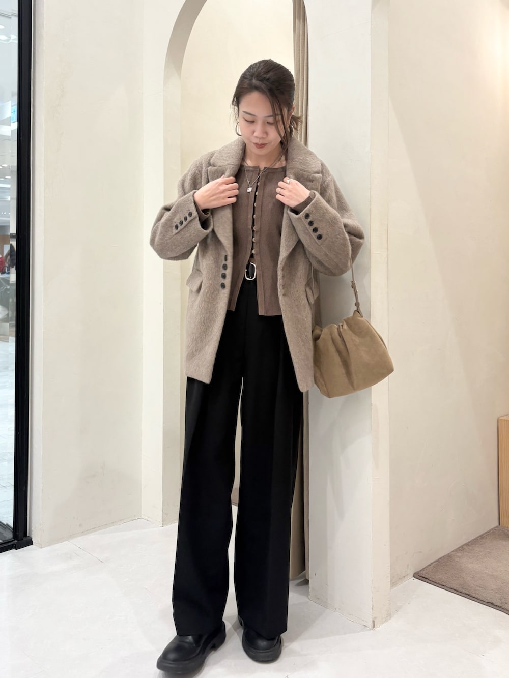 ブラウン系のカーディガン/ボレロ、ブラウン系のその他アウター、イエロー系のショルダーバッグを着用したレディースの冬コーディネートの6枚目の写真