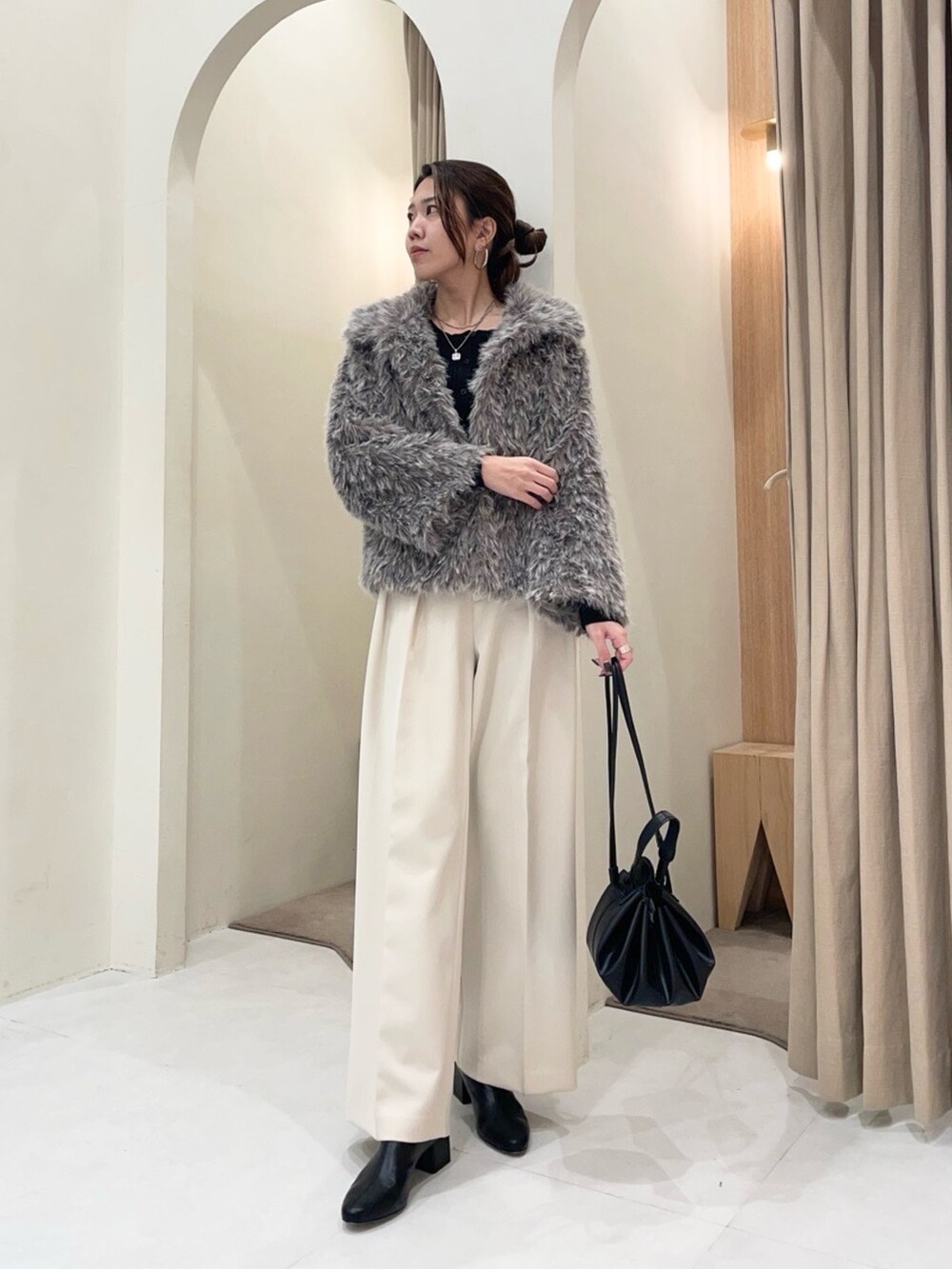 ブラック系のカーディガン/ボレロ、グレー系のその他アウター、ホワイト系のその他パンツを着用したレディースの冬コーディネートの4枚目の写真