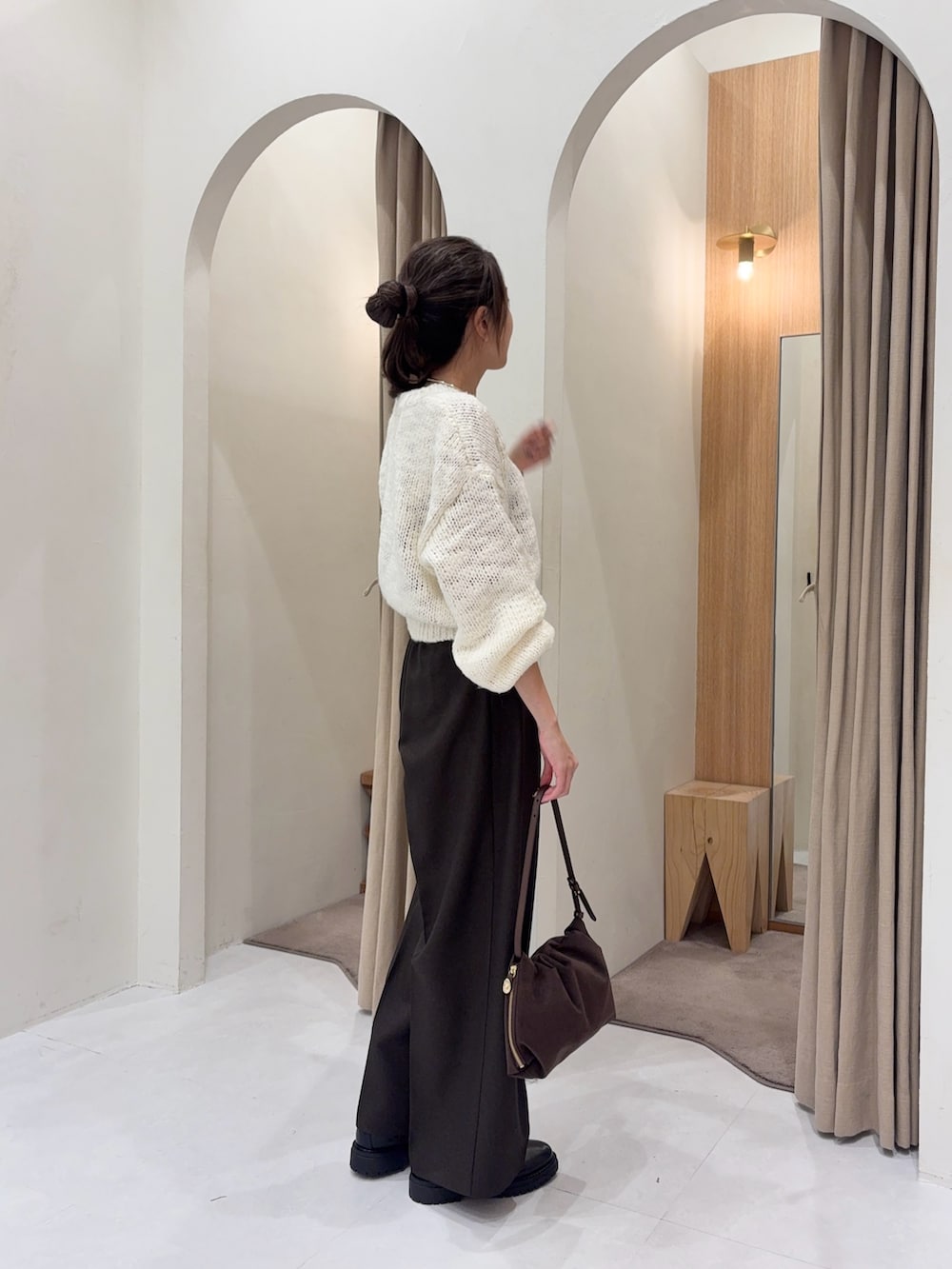 ホワイト系のニット/セーター、ブラウン系のその他パンツ、ブラウン系のショルダーバッグを着用したレディースの秋コーディネートの3枚目の写真