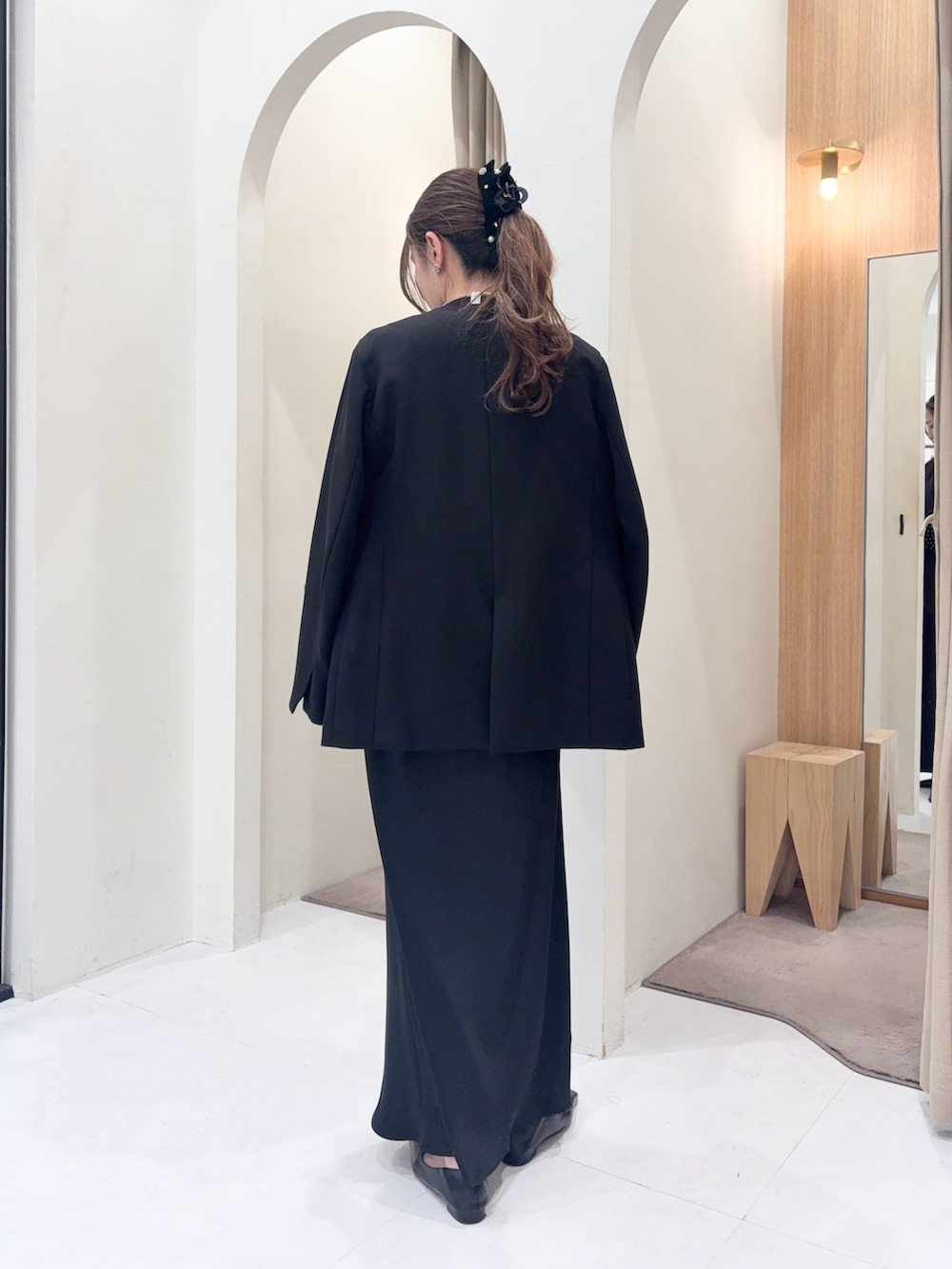 ブラック系のテーラードジャケット、ブラック系のシャツ/ブラウス、ブラック系のスカートを着用したレディースの冬コーディネートの3枚目の写真