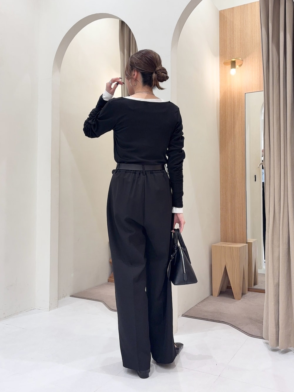 ブラック系のTシャツ/カットソー、ブラック系のその他パンツ、ブラック系のショルダーバッグを着用したレディースの冬コーディネートの3枚目の写真