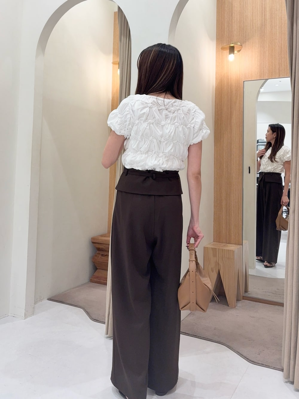 ホワイト系のTシャツ/カットソー、ブラウン系のその他パンツ、イエロー系のショルダーバッグを着用したレディースの夏コーディネートの2枚目の写真