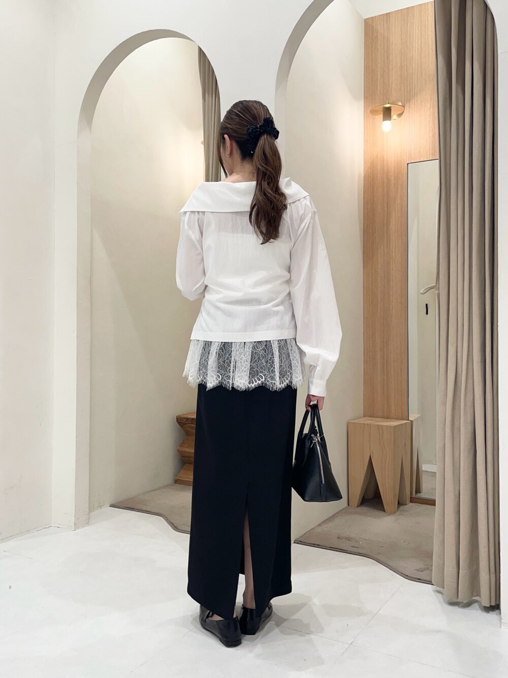 ホワイト系のシャツ/ブラウス、ホワイト系のキャミソール、ブラック系のショルダーバッグを着用したレディースの冬コーディネートの2枚目の写真