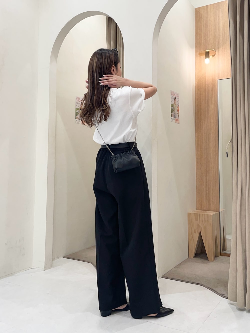 ホワイト系のTシャツ/カットソー、ブラック系のショルダーバッグ、ブラック系のその他パンツを着用したレディースの春コーディネートの3枚目の写真