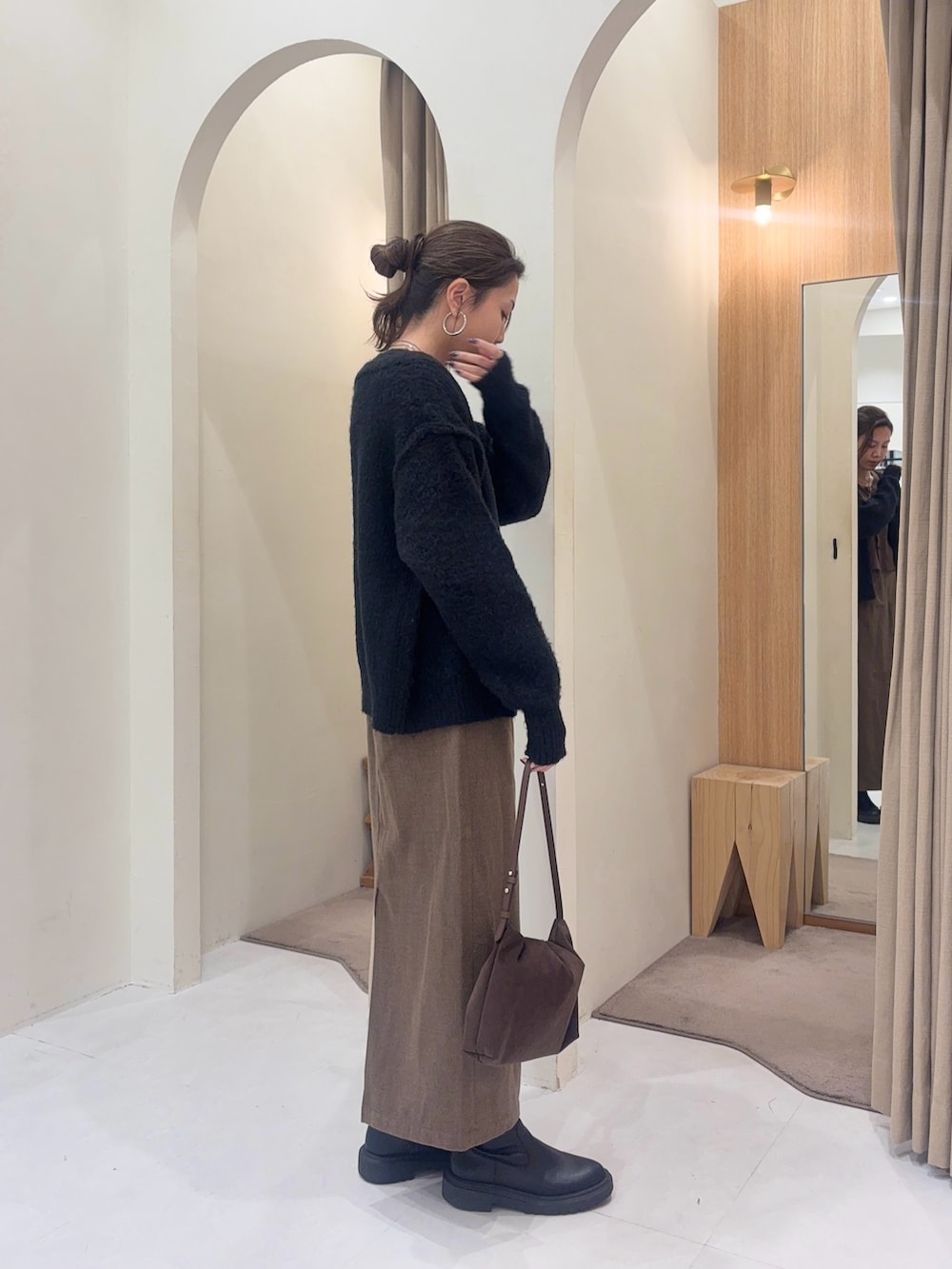ブラウン系のカーディガン/ボレロ、ブラウン系のスカート、ブラック系のカーディガン/ボレロを着用したレディースの秋コーディネートの4枚目の写真