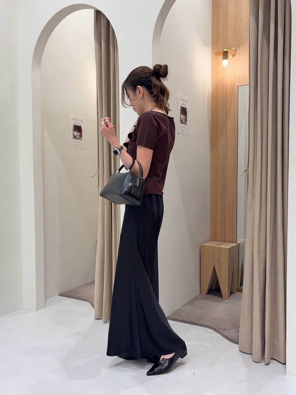 ブラウン系のカーディガン/ボレロ、ブラック系のスカート、ブラック系のボストンバッグを着用したレディースの夏コーディネートの3枚目の写真