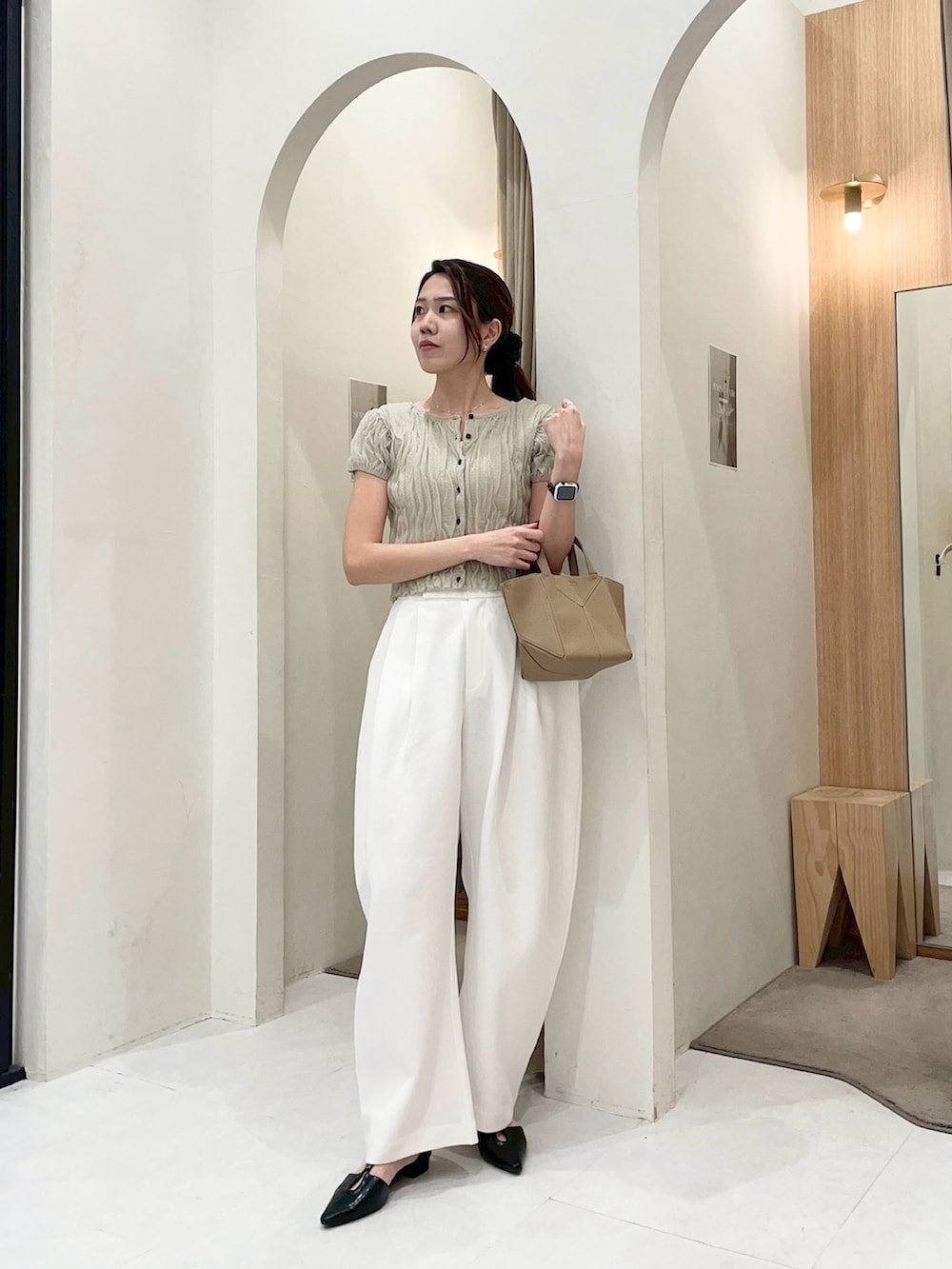ベージュ系のカーディガン/ボレロ、ベージュ系のショルダーバッグ、ホワイト系のその他パンツを着用したレディースの春コーディネートの2枚目の写真