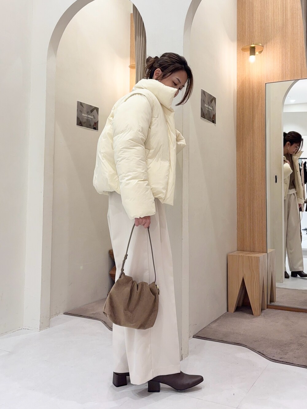 ホワイト系のその他アウター、ホワイト系のTシャツ/カットソー、ホワイト系のその他パンツを着用したレディースの冬コーディネートの4枚目の写真