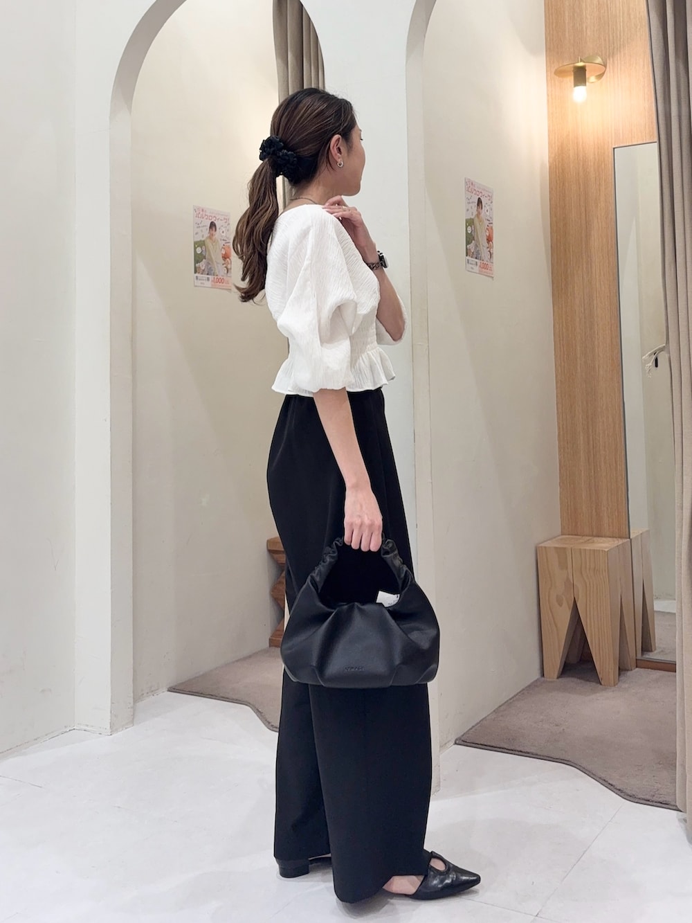 ホワイト系のシャツ/ブラウス、ブラック系のショルダーバッグ、ブラック系のその他パンツを着用したレディースの春コーディネートの2枚目の写真