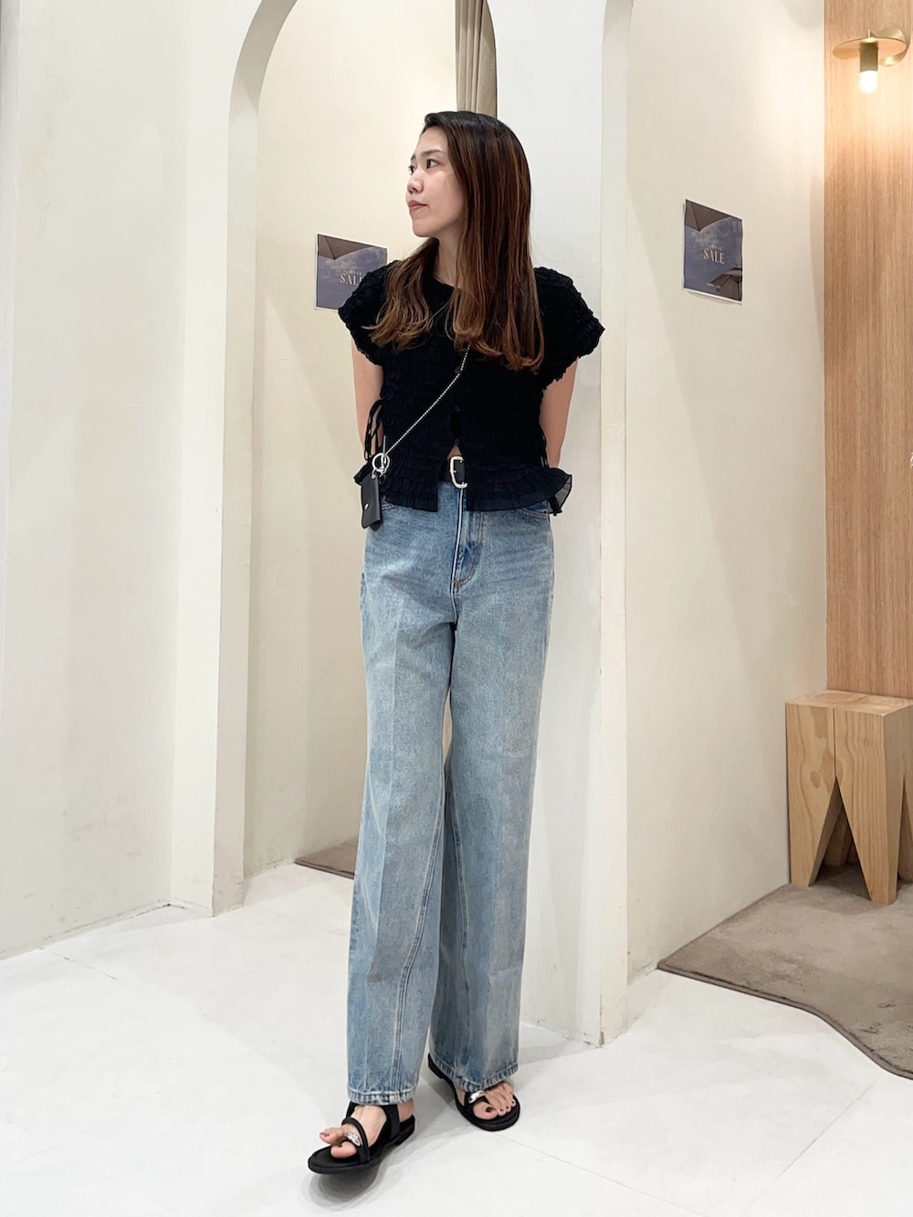 ブラック系のシャツ/ブラウス、ブルー系のデニムパンツ、ブラック系のサングラスを着用したレディースの夏コーディネートの4枚目の写真