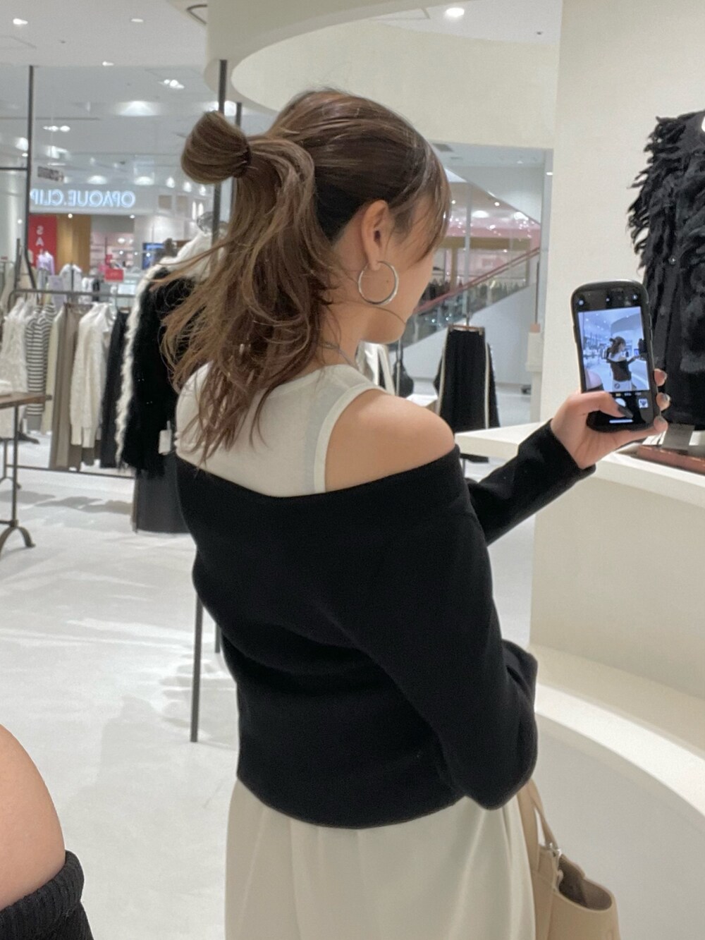 ブラック系のTシャツ/カットソー、ホワイト系のその他パンツ、ベージュ系のショルダーバッグを着用したレディースの冬コーディネートの3枚目の写真