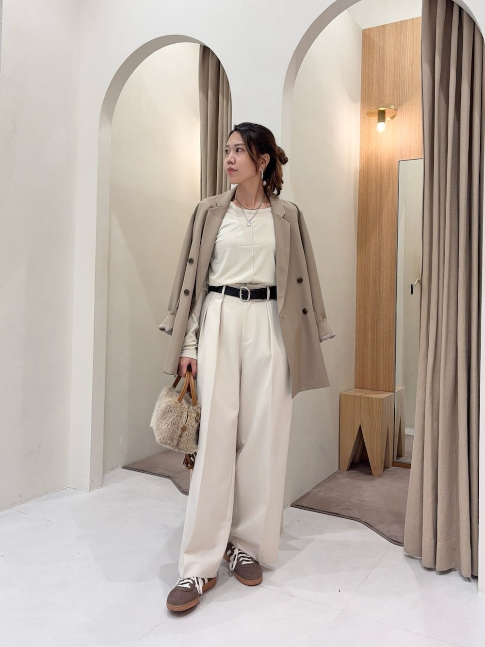 ベージュ系のテーラードジャケット、ホワイト系のTシャツ/カットソー、ホワイト系のその他パンツを着用したレディースの秋コーディネートの3枚目の写真