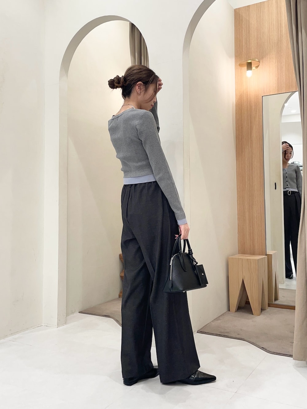 ブラック系のその他パンツ、ブラック系のローファー、ブラック系のショルダーバッグを着用したレディースの冬コーディネートの3枚目の写真