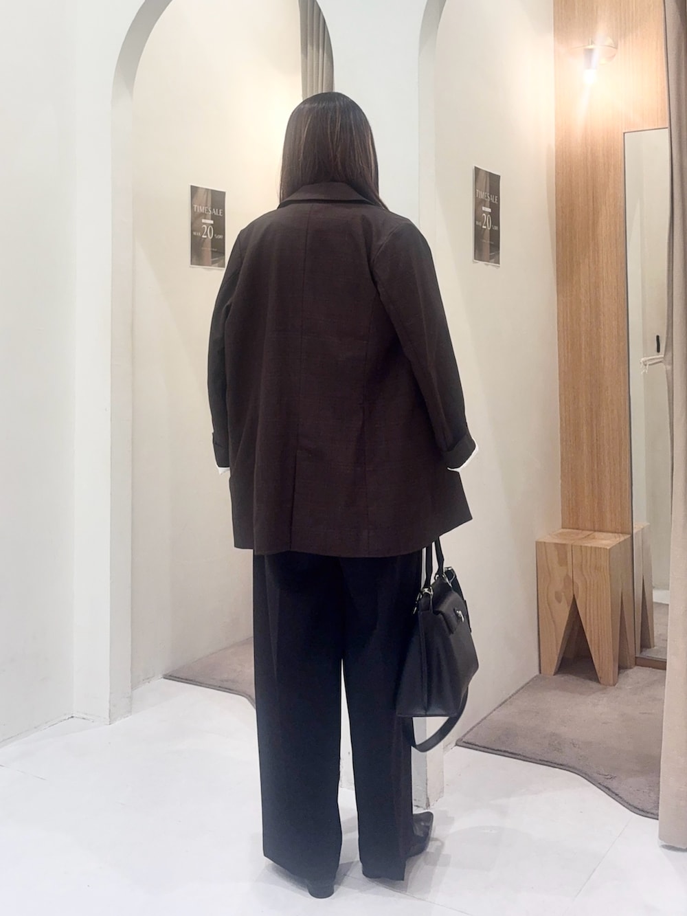 ブラック系のショルダーバッグ、ブラック系のその他パンツ、ブラウン系のテーラードジャケットを着用したレディースの秋コーディネートの3枚目の写真