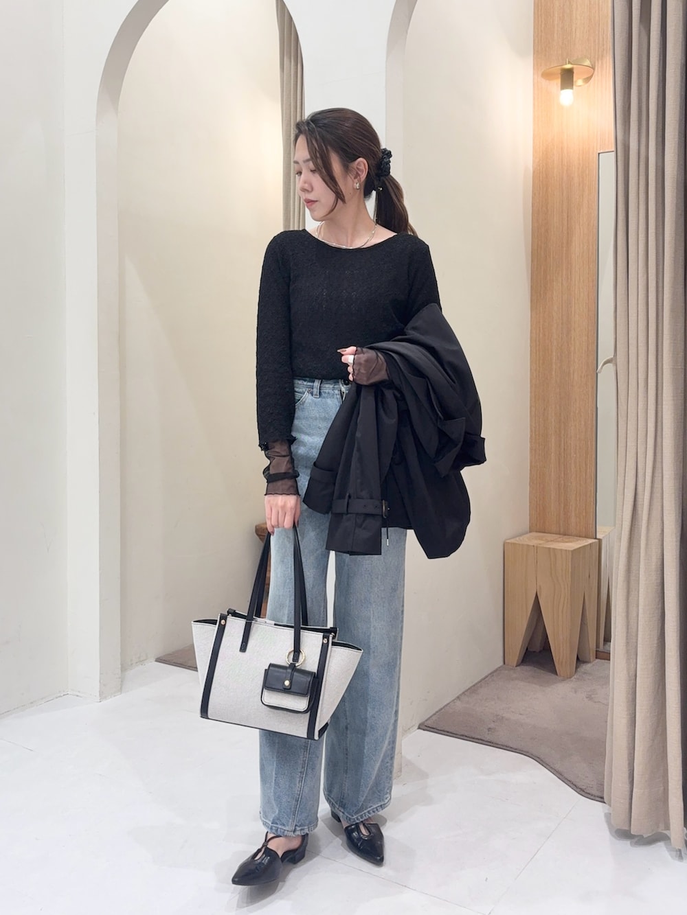 ブラック系のその他アウター、ブラック系のTシャツ/カットソー、ブルー系のデニムパンツを着用したレディースの春コーディネートの2枚目の写真