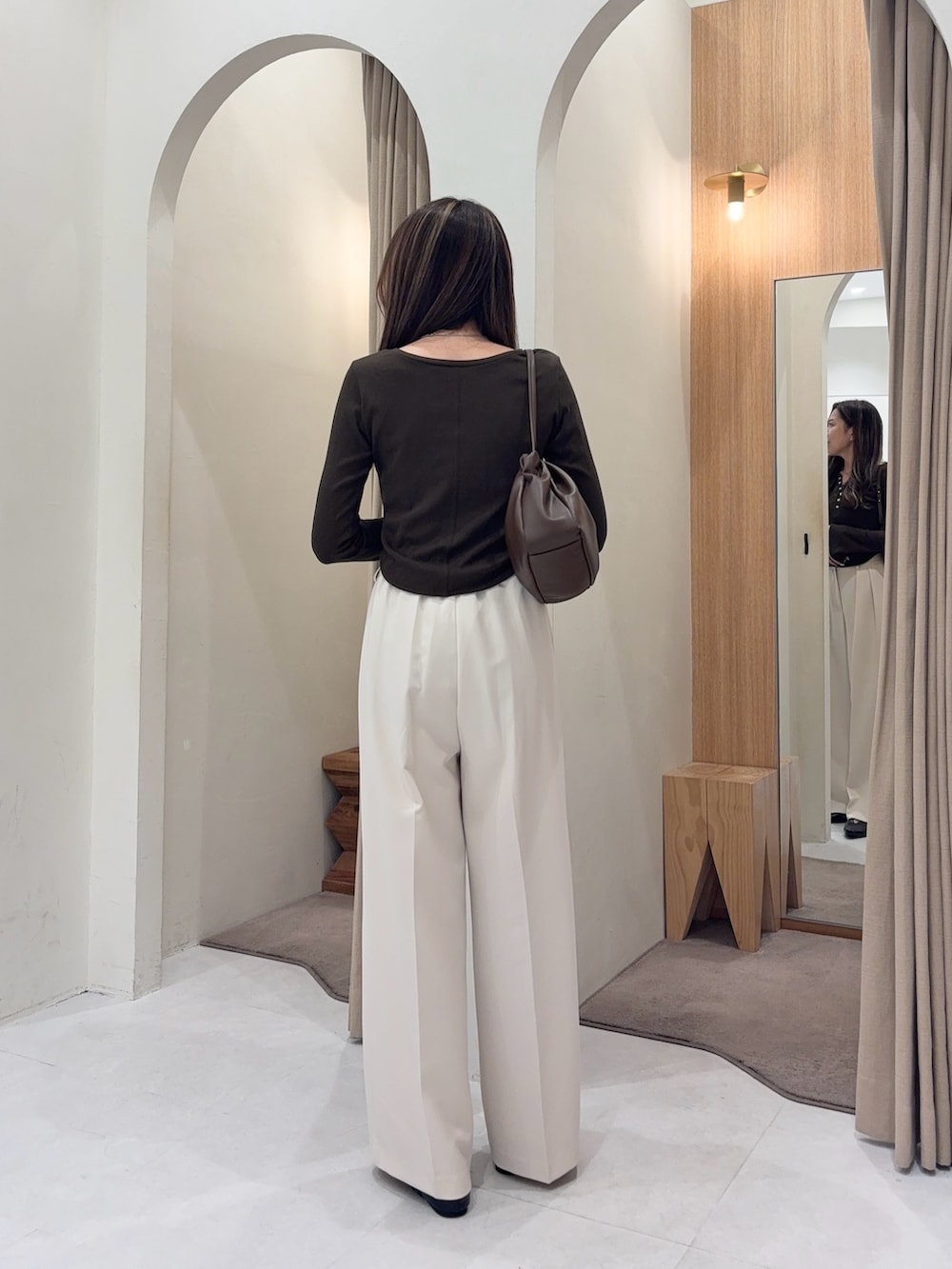 ホワイト系のその他パンツ、ブラウン系のTシャツ/カットソー、ブラウン系のショルダーバッグを着用したレディースの秋コーディネートの4枚目の写真