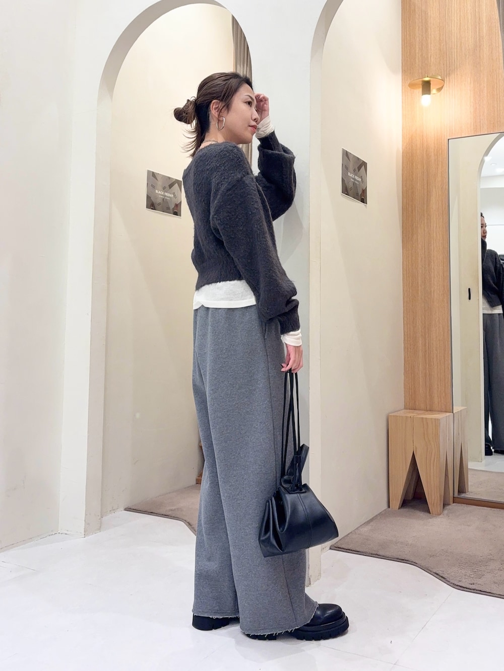 グレー系のカーディガン/ボレロ、ホワイト系のTシャツ/カットソー、ブラック系のショルダーバッグを着用したレディースの冬コーディネートの3枚目の写真