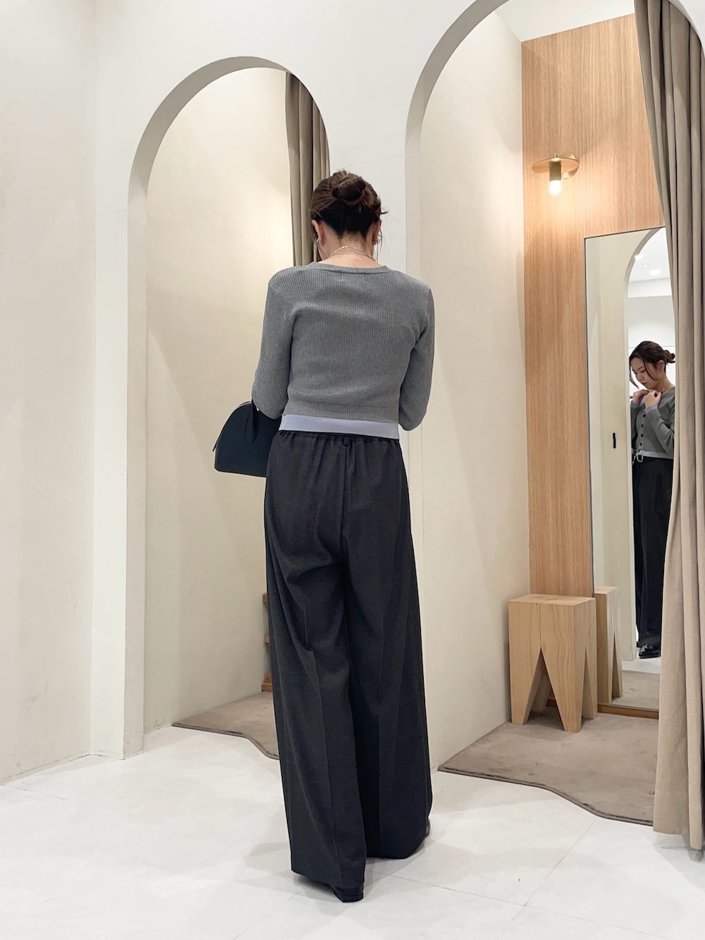 ブラック系のその他パンツ、ブラック系のローファー、ブラック系のショルダーバッグを着用したレディースの冬コーディネートの2枚目の写真