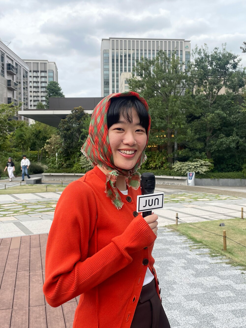 ブラック系のトートバッグ、ブラウン系のその他パンツを着用したレディースの秋コーディネートの3枚目の写真