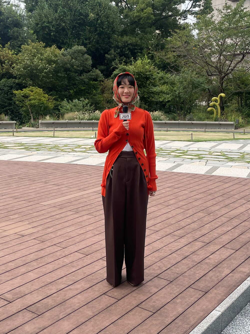 ブラック系のトートバッグ、ブラウン系のその他パンツを着用したレディースの秋コーディネートの2枚目の写真