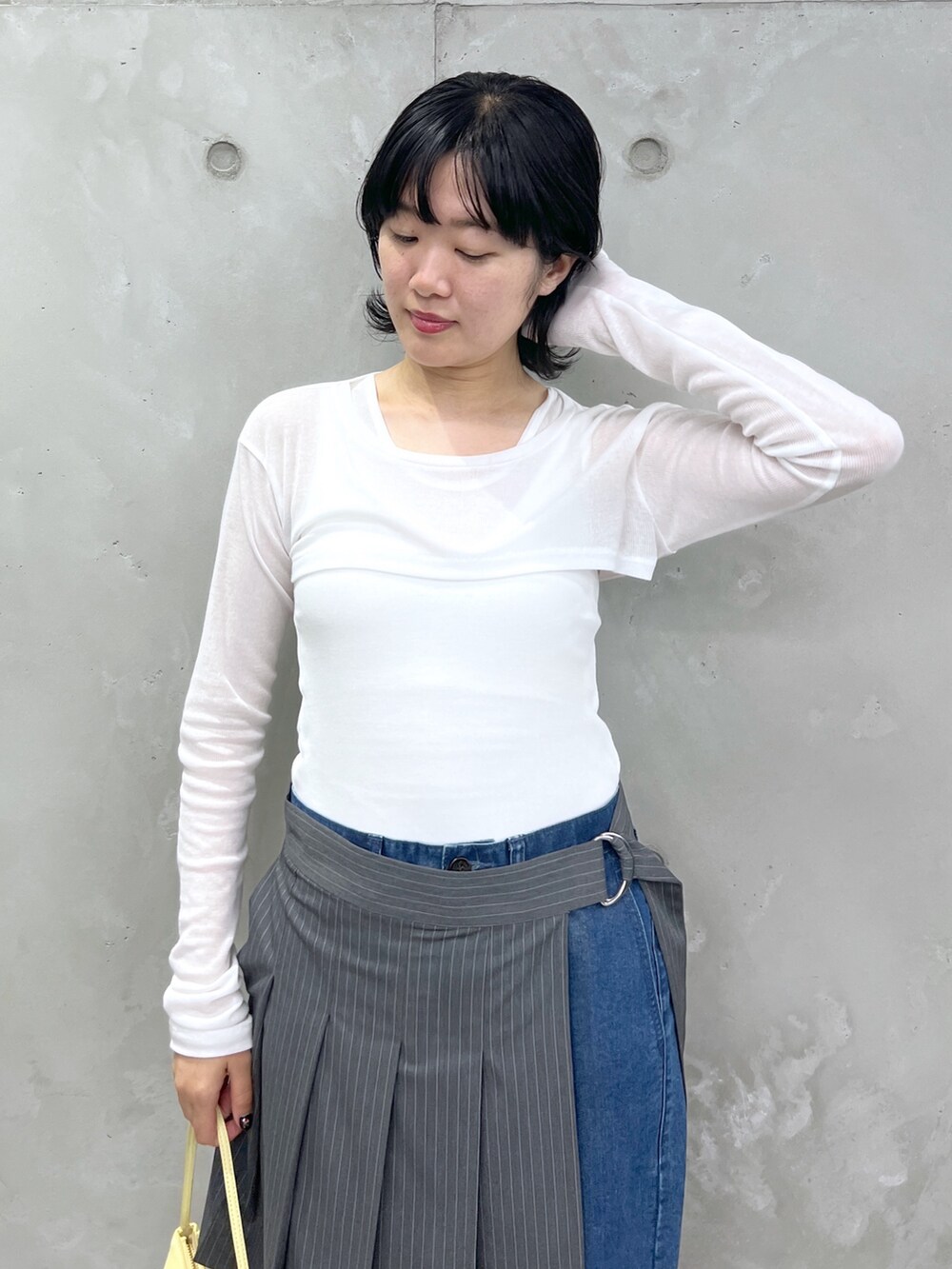 ホワイト系のタンクトップ、ブルー系のデニムパンツ、ホワイト系のサンダルを着用したレディースの夏コーディネートの5枚目の写真