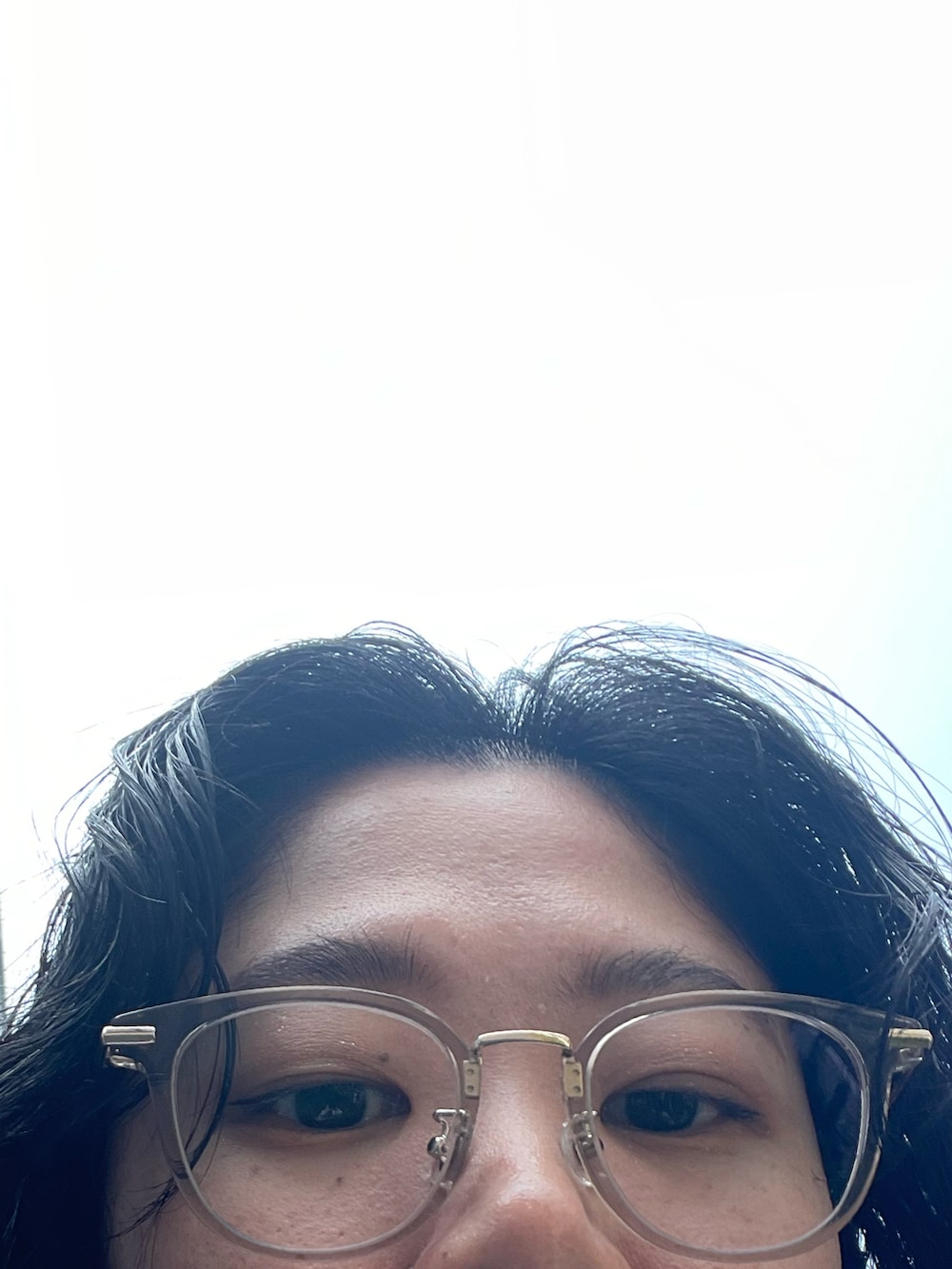 ブラック系のショルダーバッグ、ブルー系のデニムスカート、ホワイト系のスニーカーを着用したレディースの夏コーディネートの3枚目の写真