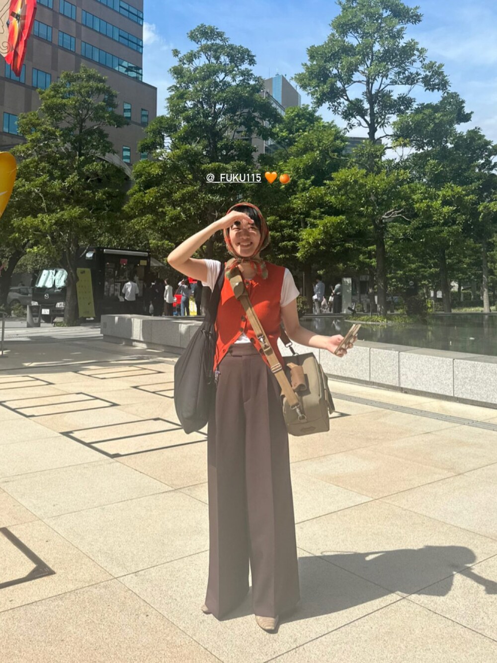 ブラック系のトートバッグ、ブラウン系のその他パンツを着用したレディースの秋コーディネートの4枚目の写真