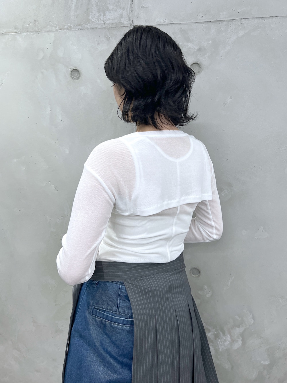 ホワイト系のタンクトップ、ブルー系のデニムパンツ、ホワイト系のサンダルを着用したレディースの夏コーディネートの7枚目の写真