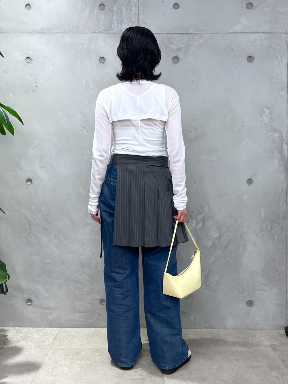 ホワイト系のタンクトップ、ブルー系のデニムパンツ、ホワイト系のサンダルを着用したレディースの夏コーディネートの3枚目の写真