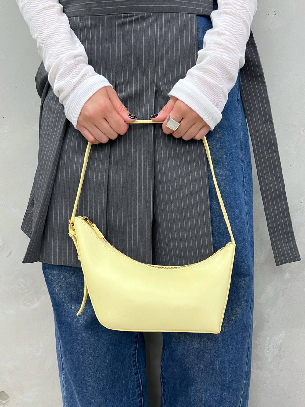 ホワイト系のタンクトップ、ブルー系のデニムパンツ、ホワイト系のサンダルを着用したレディースの夏コーディネートの8枚目の写真