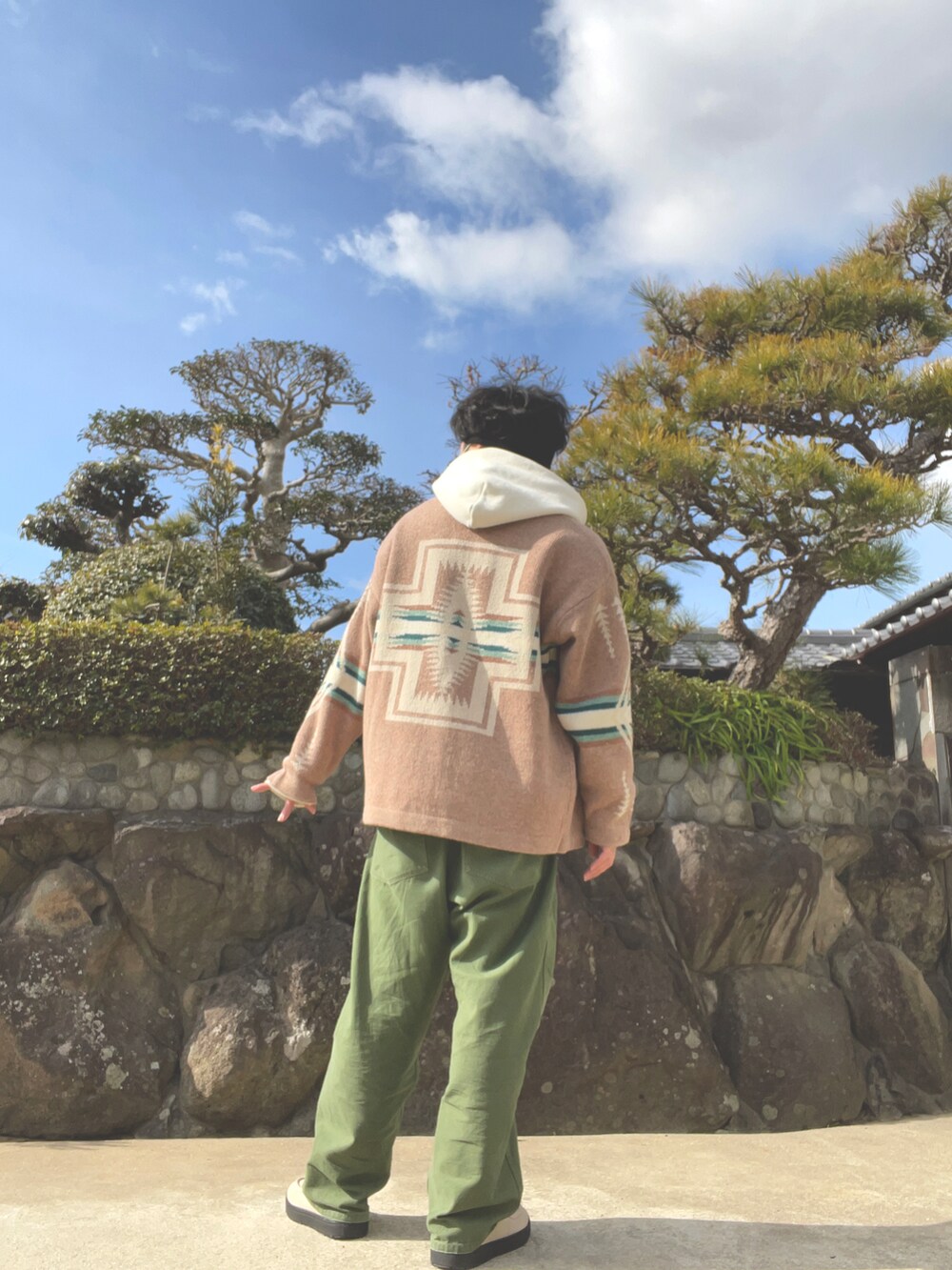 「カーディガン、ストリートMIX、低身長コーデ」｜「RAGEBLUEのベルテッドベーカーパンツ/785803（その他パンツ、グリーン系）」を使った、てつさん（メンズ・164cm）の冬コーディネートの2枚目の写真